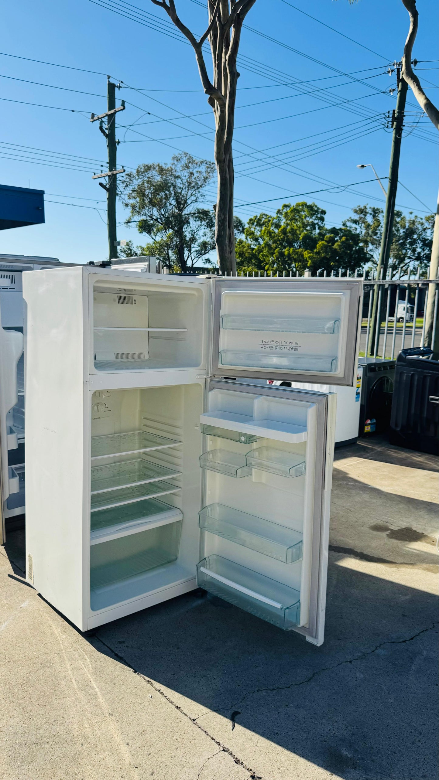 WESTINGHOUSE 420 LITRES FRIDGE FREEZER