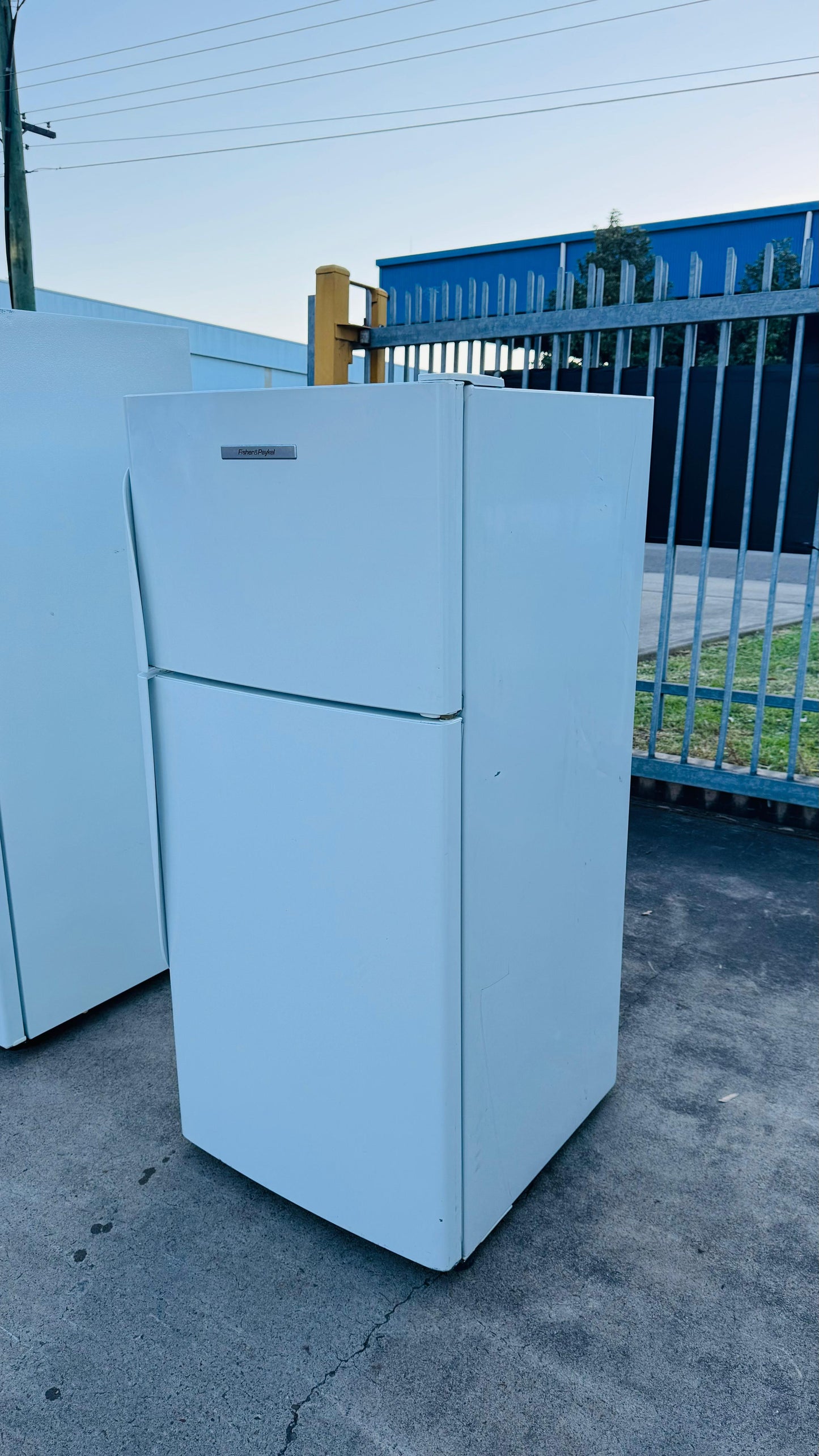 FISHER AND PAYKEL 329 LITRES FRIDGE FREEZER