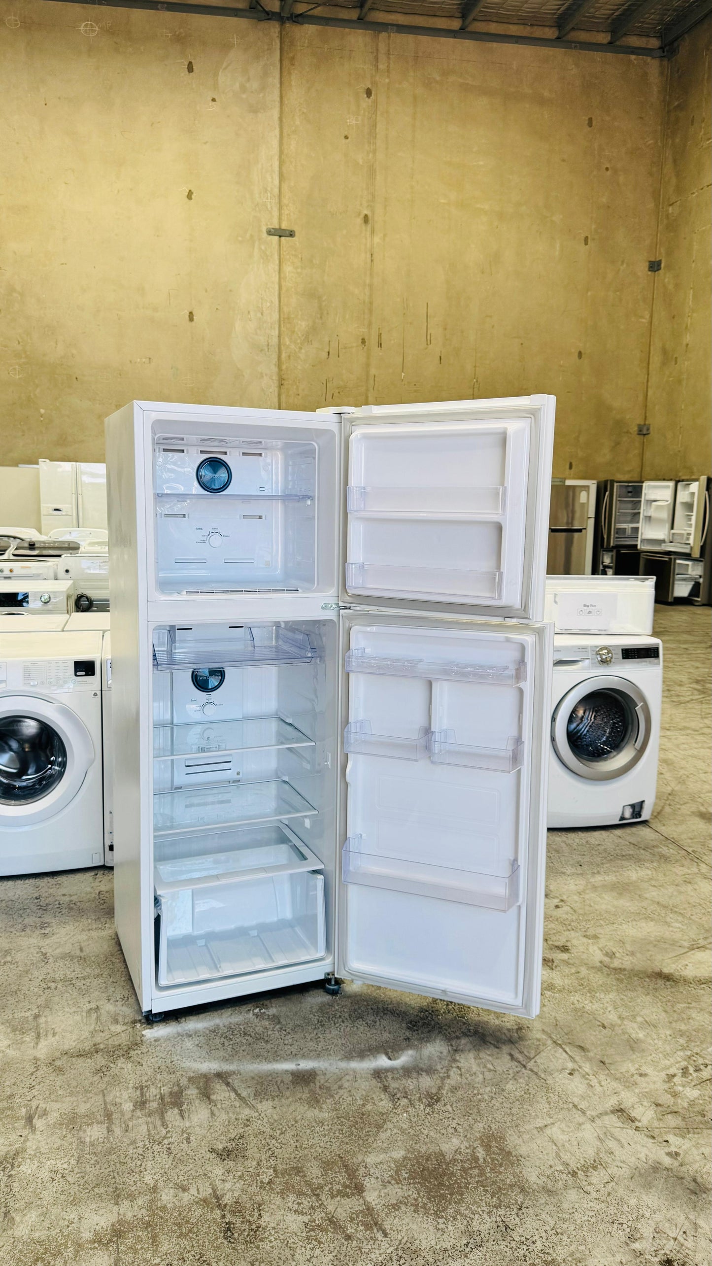 SAMSUNG 343 LITRES FRIDGE FREEZER