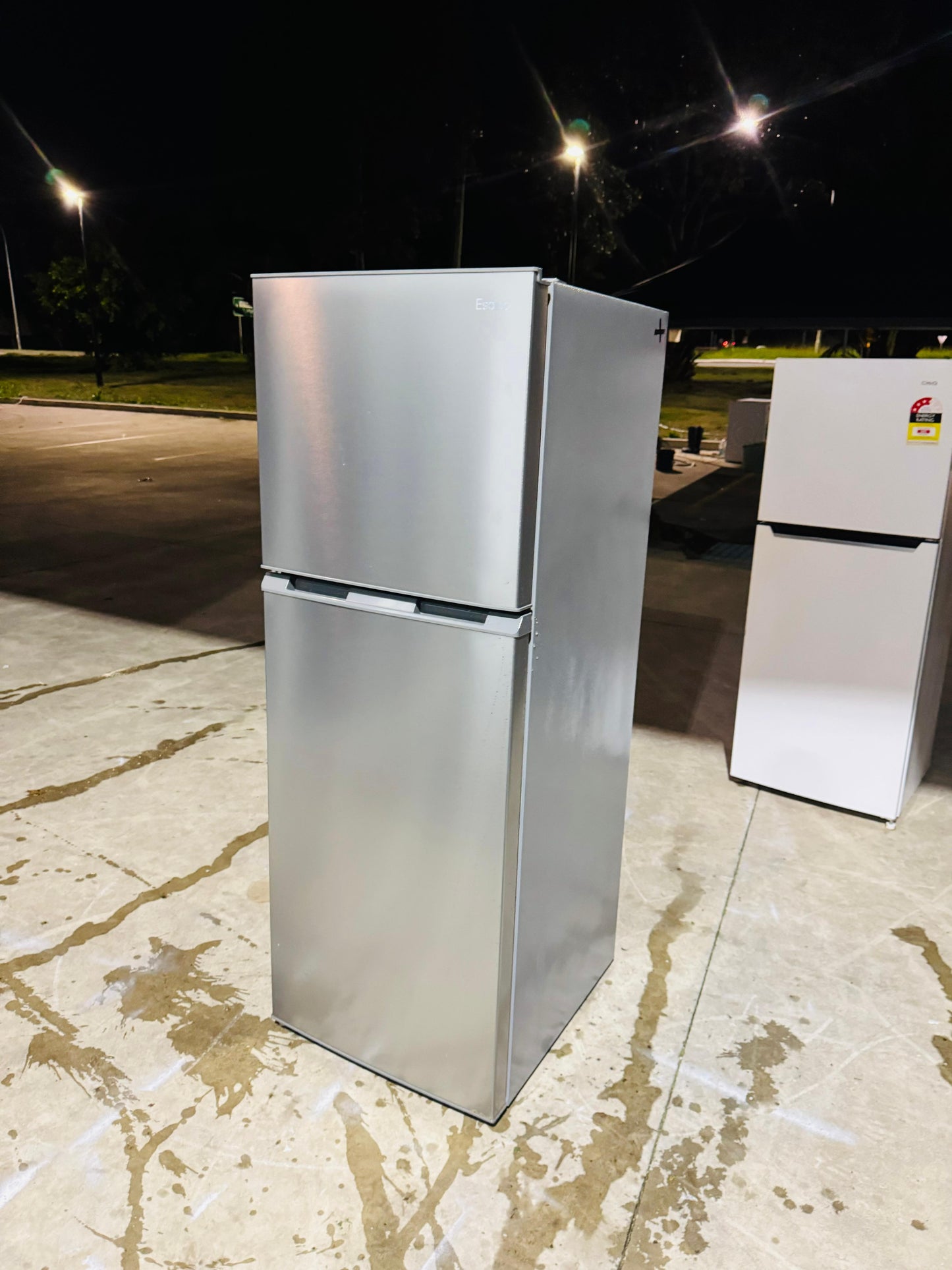 ESSATO 239 LITRES FRIDGE FREEZER