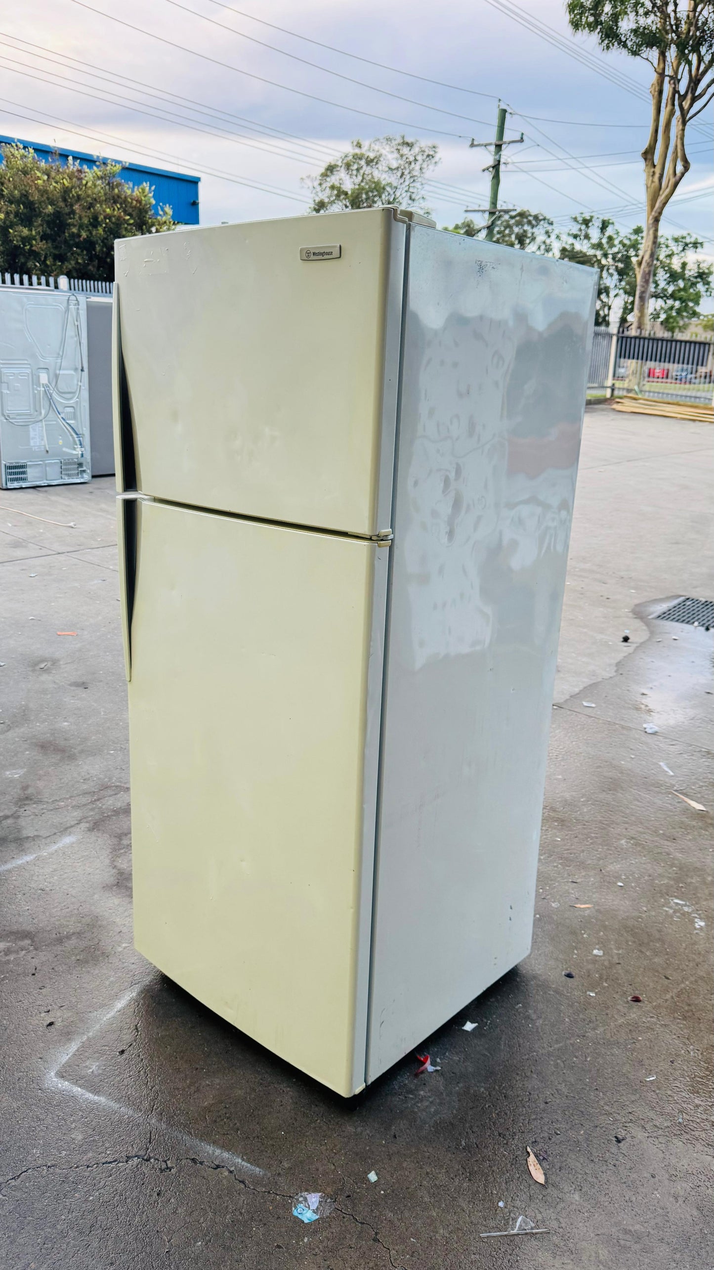 WESTINGHOUSE 420 LITRES FRIDGE FREEZER