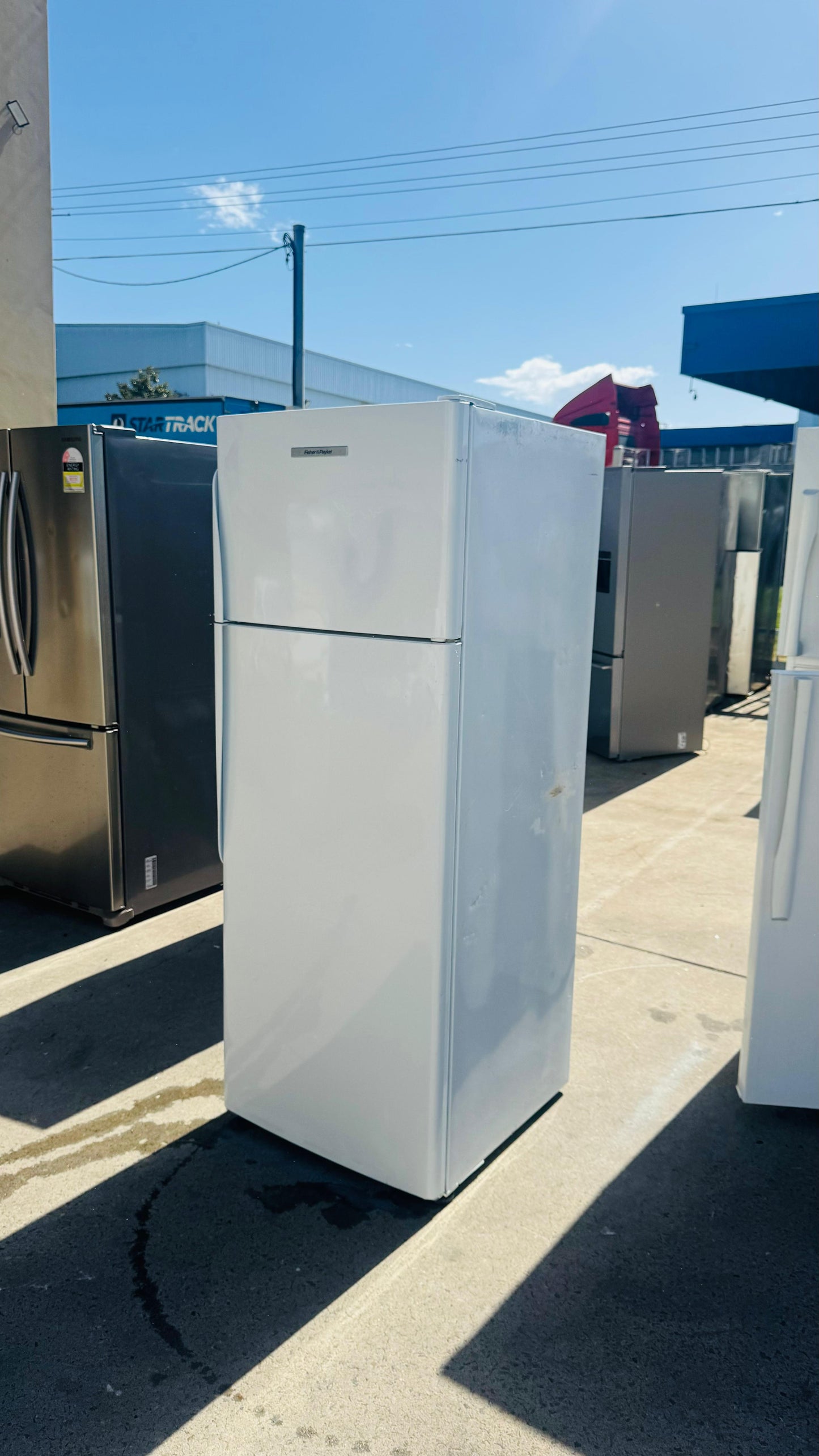 FISHER AND PAYKEL 411 LITRES FRIDGE FREEZER