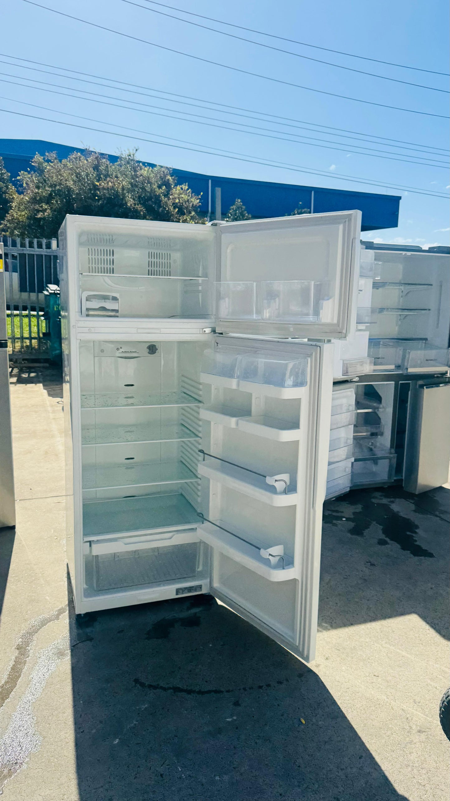 FISHER AND PAYKEL 411 LITRES FRIDGE FREEZER