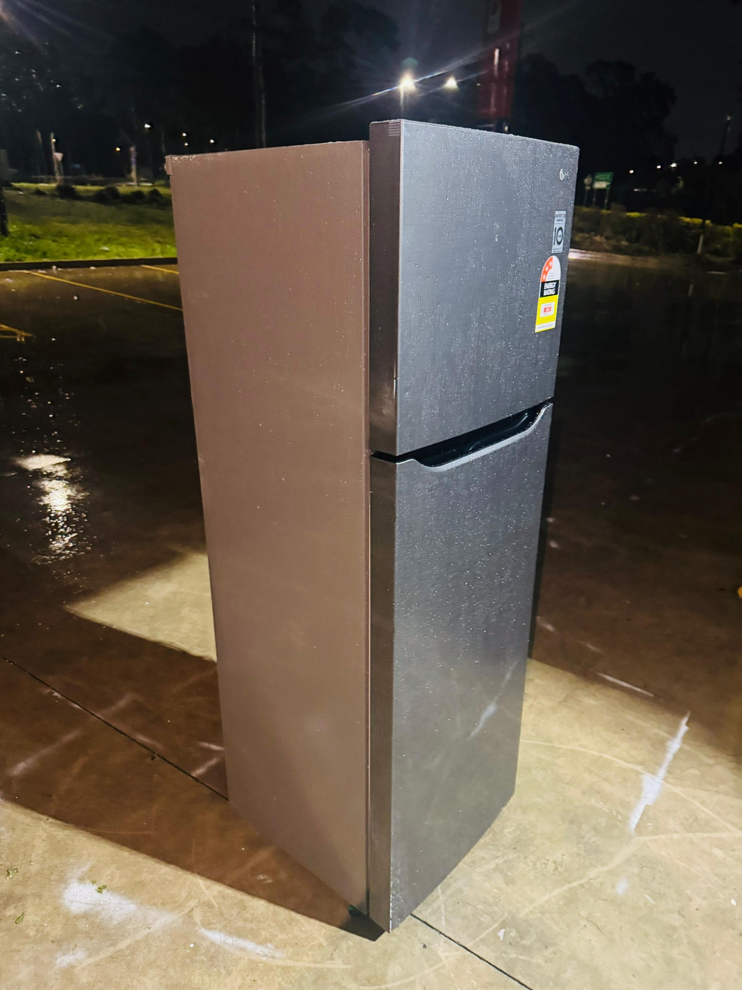 LG 279 LITRES FRIDGE FREEZER