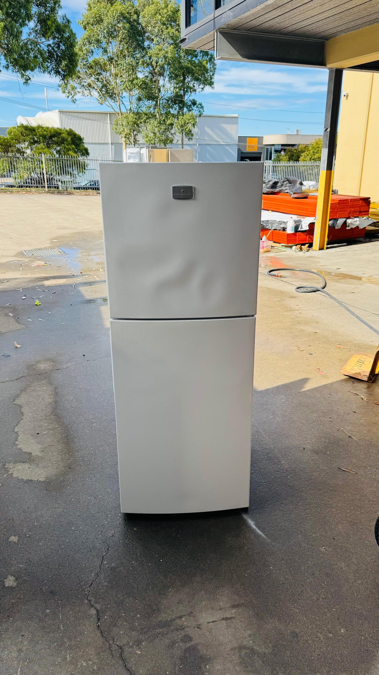 KELVINATOR 231 LITRES FRIDGE FREEZER