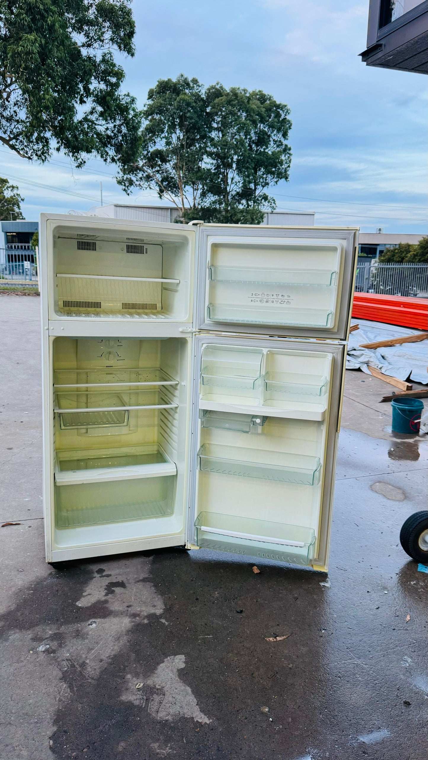 WESTINGHOUSE 416 LITRES FRIDGE FREEZER