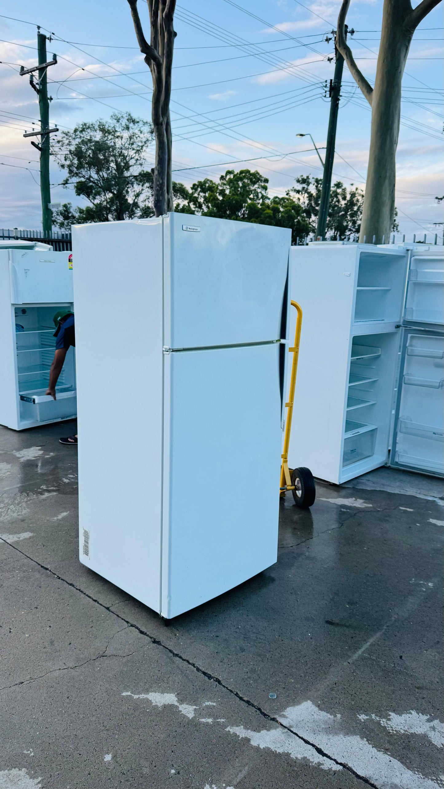 WESTINGHOUSE 420 LITRES FRIDGE FREEZER