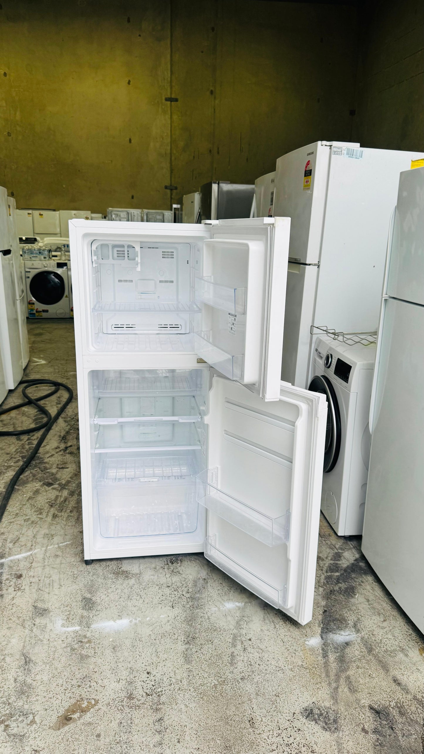 WESTINGHOUSE 230 LITRES FRIDGE FREEZER