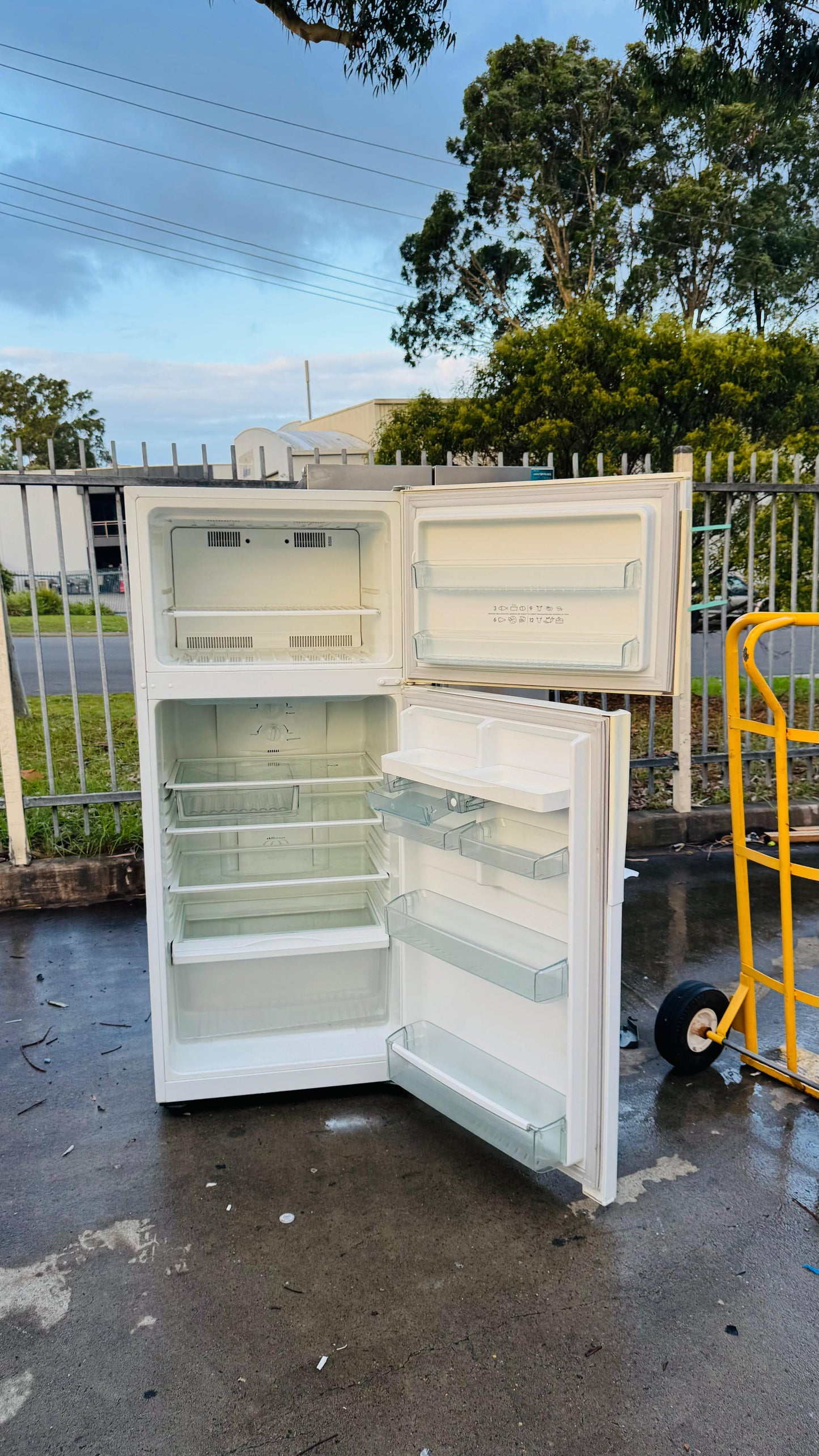 WESTINGHOUSE 416 LITRES FRIDGE FREEZER