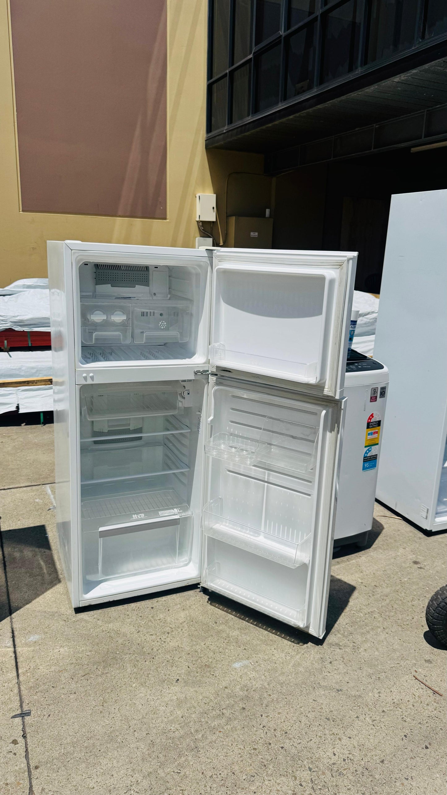 WESTINGHOUSE 230 LITRES FRIDGE FREEZER