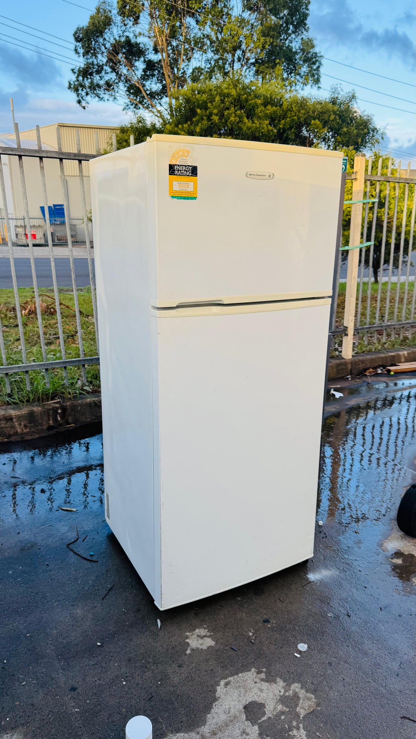 KELVINATOR 420 LITRES FRIDGE FREEZER