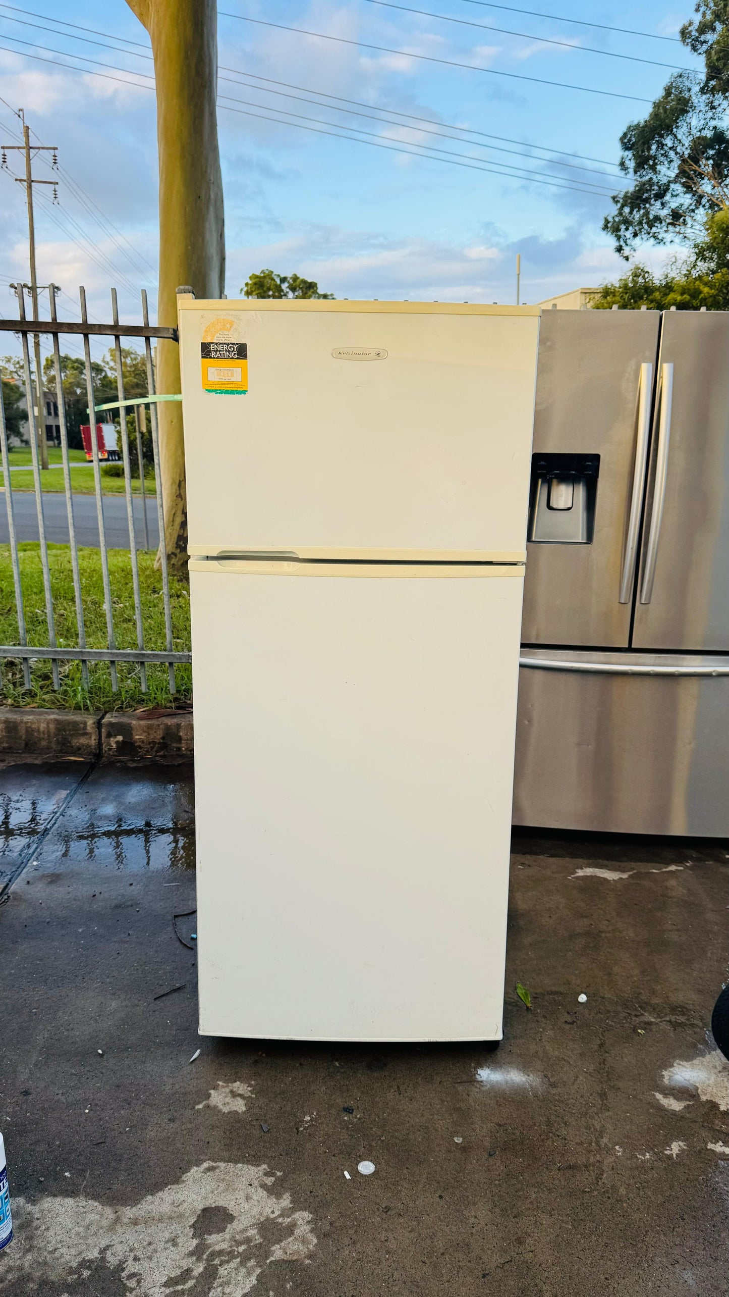 KELVINATOR 420 LITRES FRIDGE FREEZER