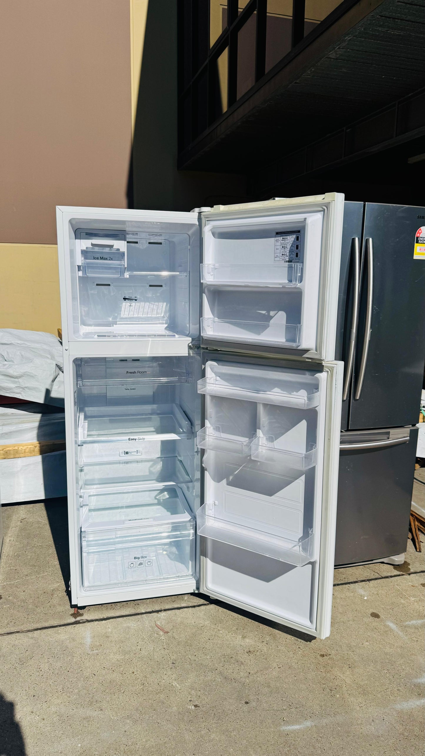 SAMSUNG 341 LITRES FRIDGE FREEZER