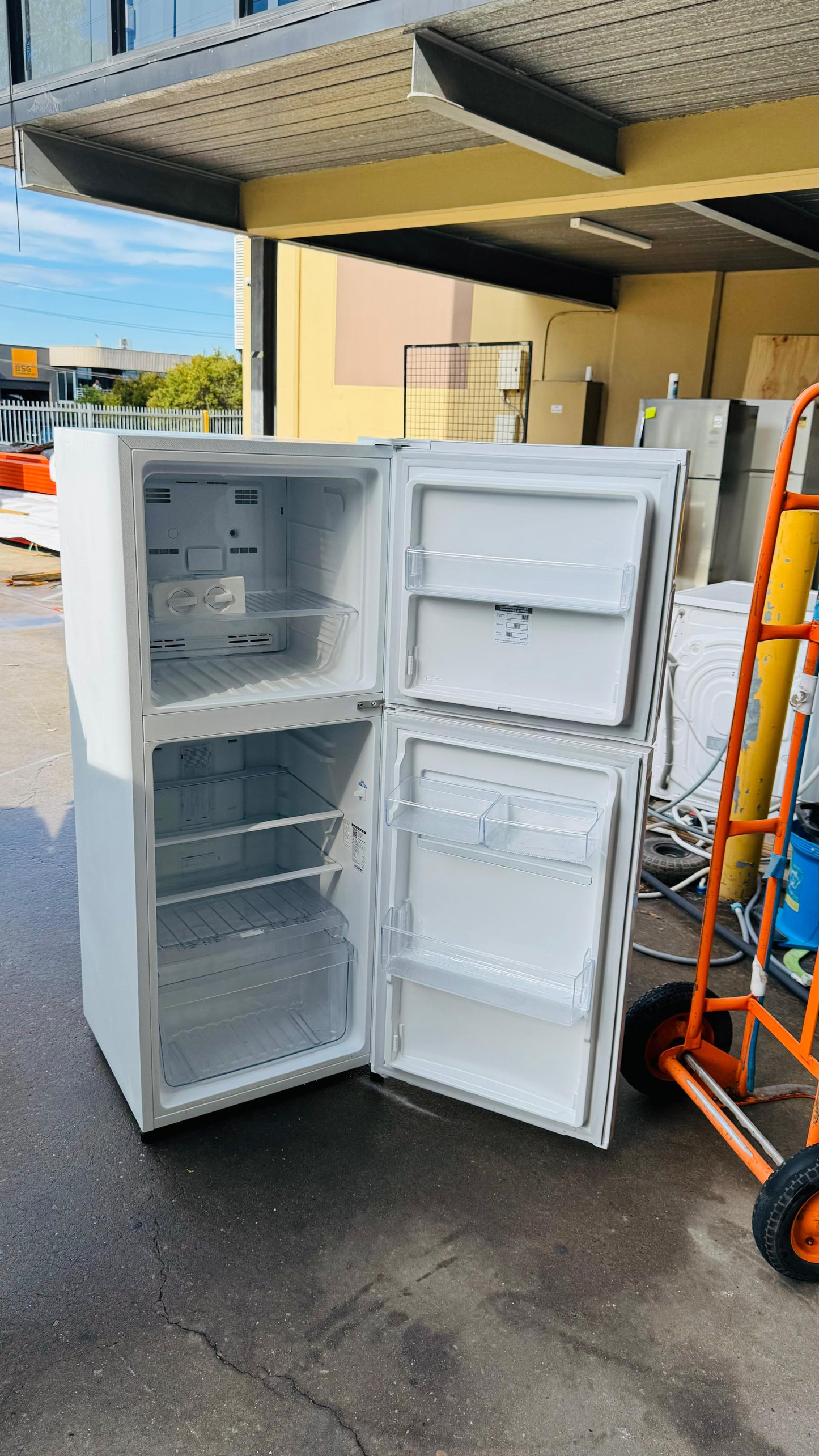 KELVINATOR 231 LITRES FRIDGE FREEZER