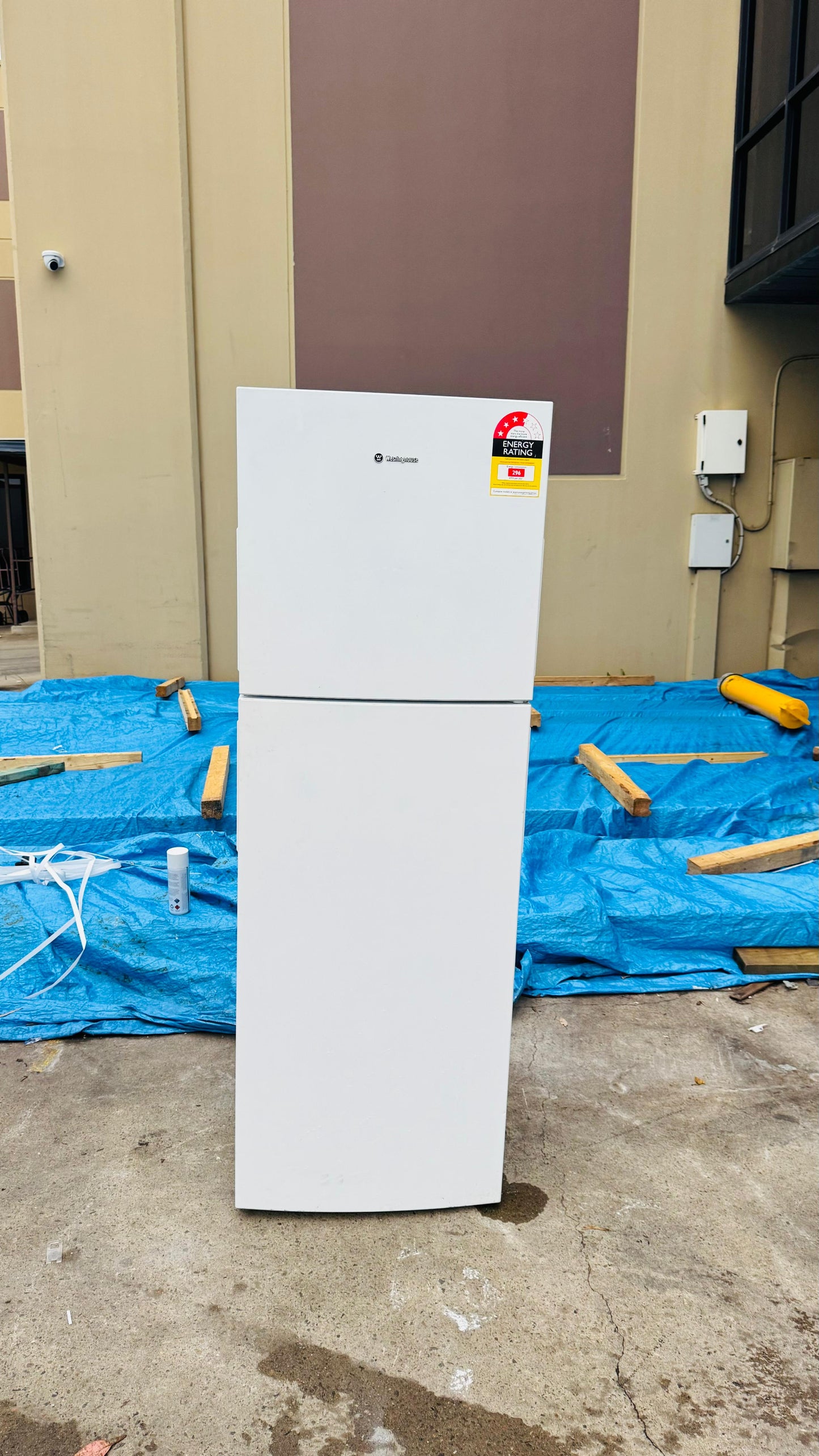 WESTINGHOUSE 275 LITRES FRIDGE FREEZER