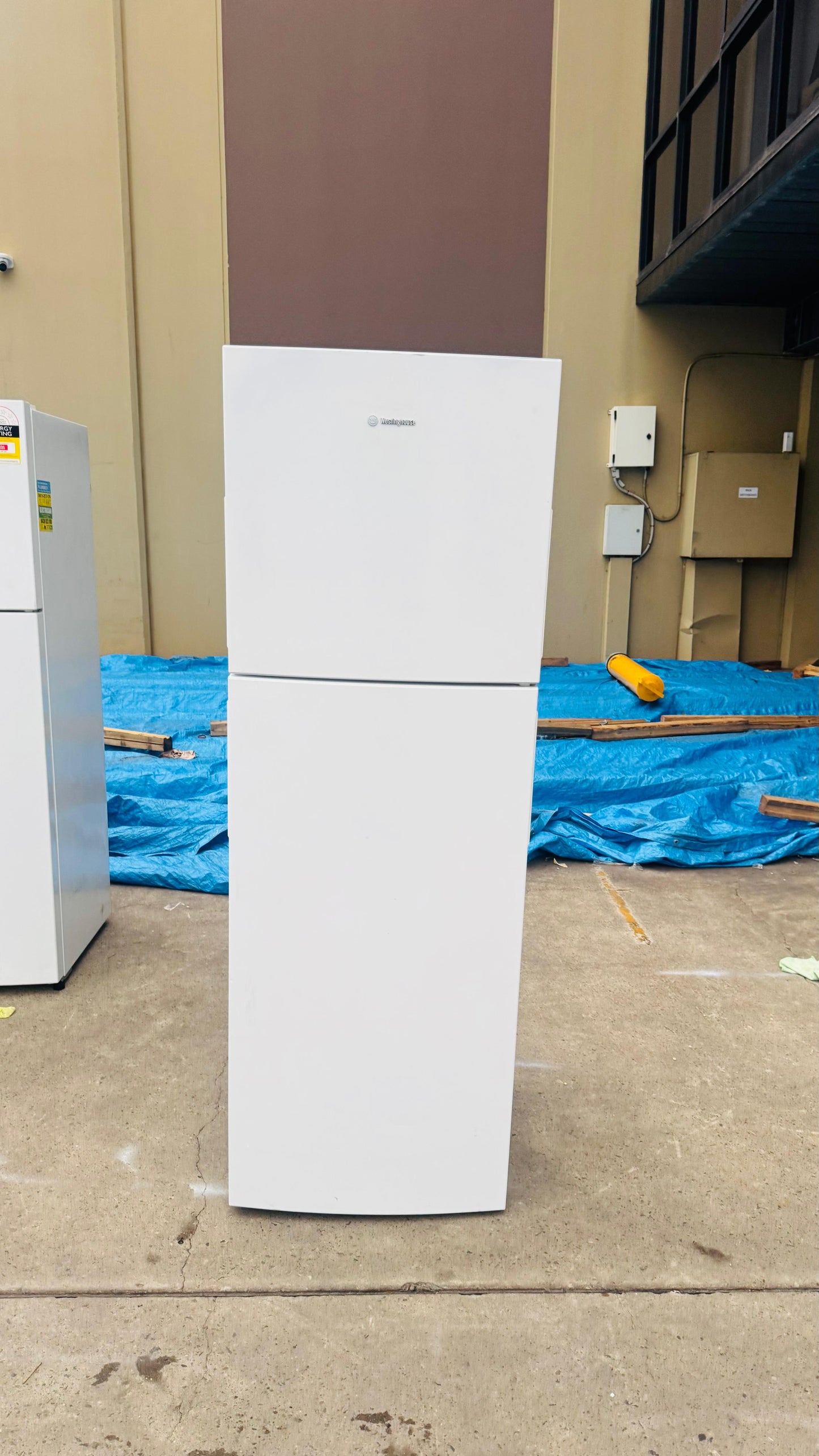 WESTINGHOUSE 275 LITRES FRIDGE FREEZER