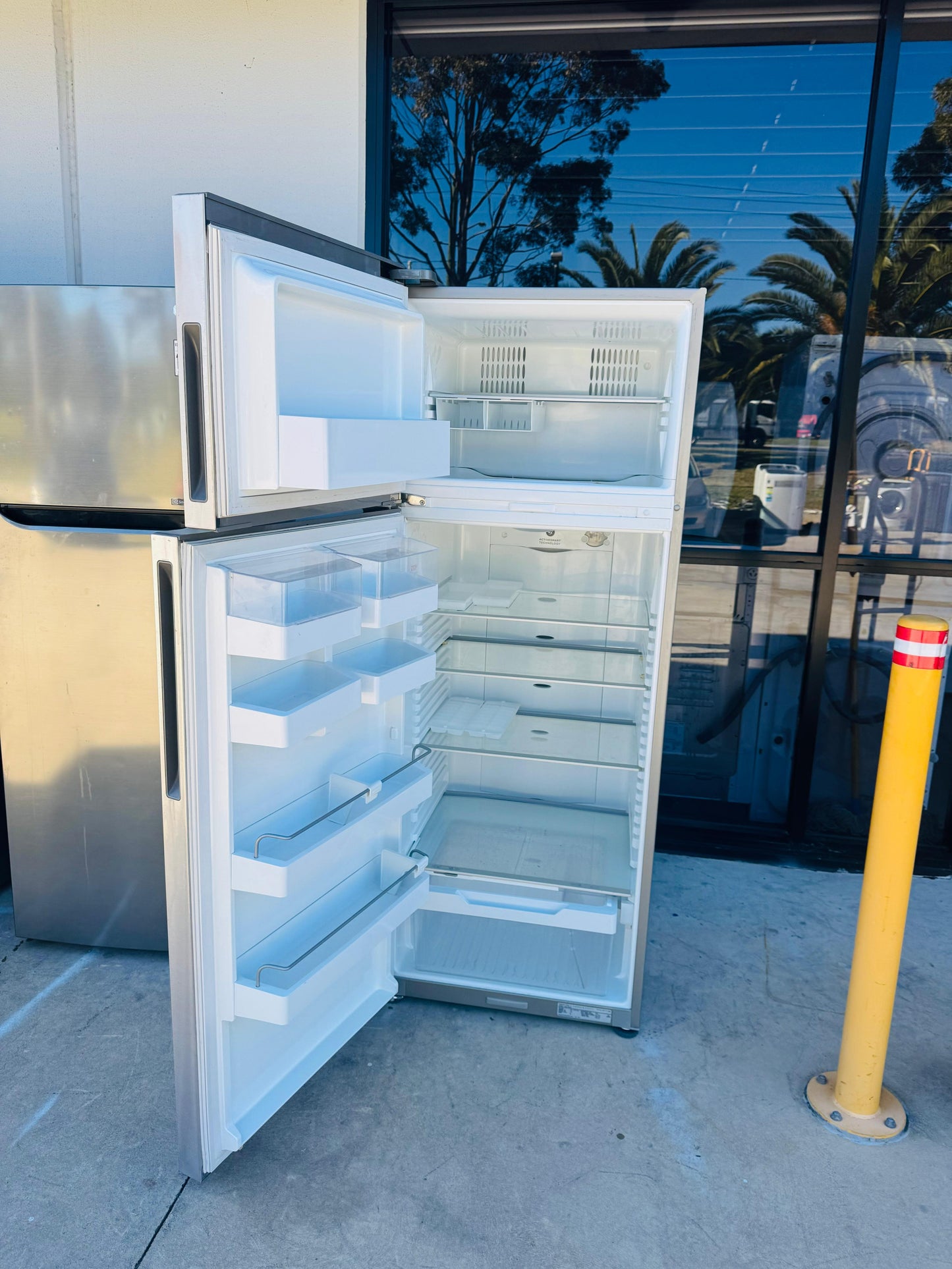 FISHER AND PAYKEL 411 LITRES FRIDGE FREEZER