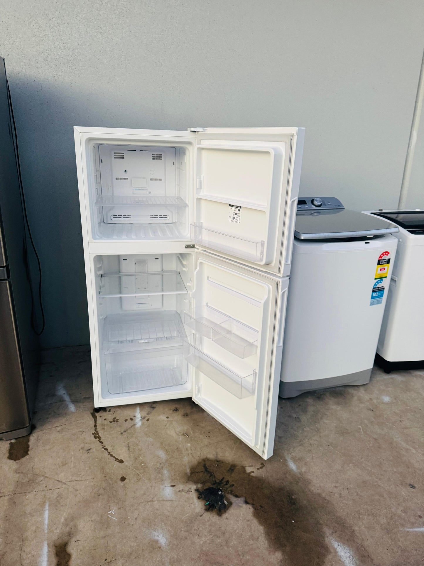 KELVINATOR 231 LITRES FRIDGE FREEZER