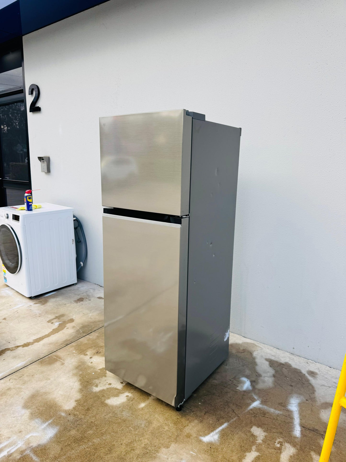 LG 243 LITRES FRIDGE FREEZER