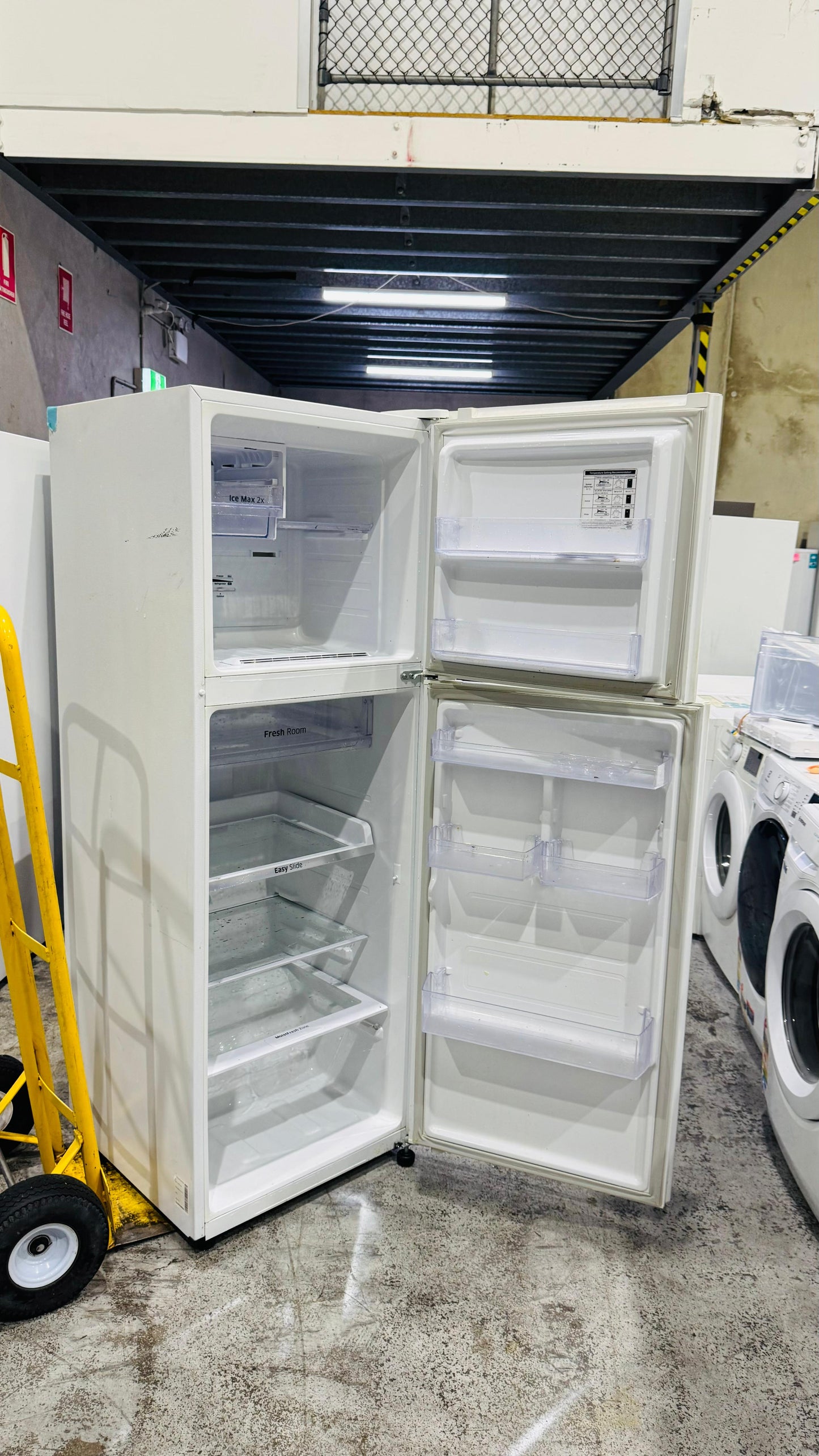 SAMSUNG 341 LITRES FRIDGE FREEZER