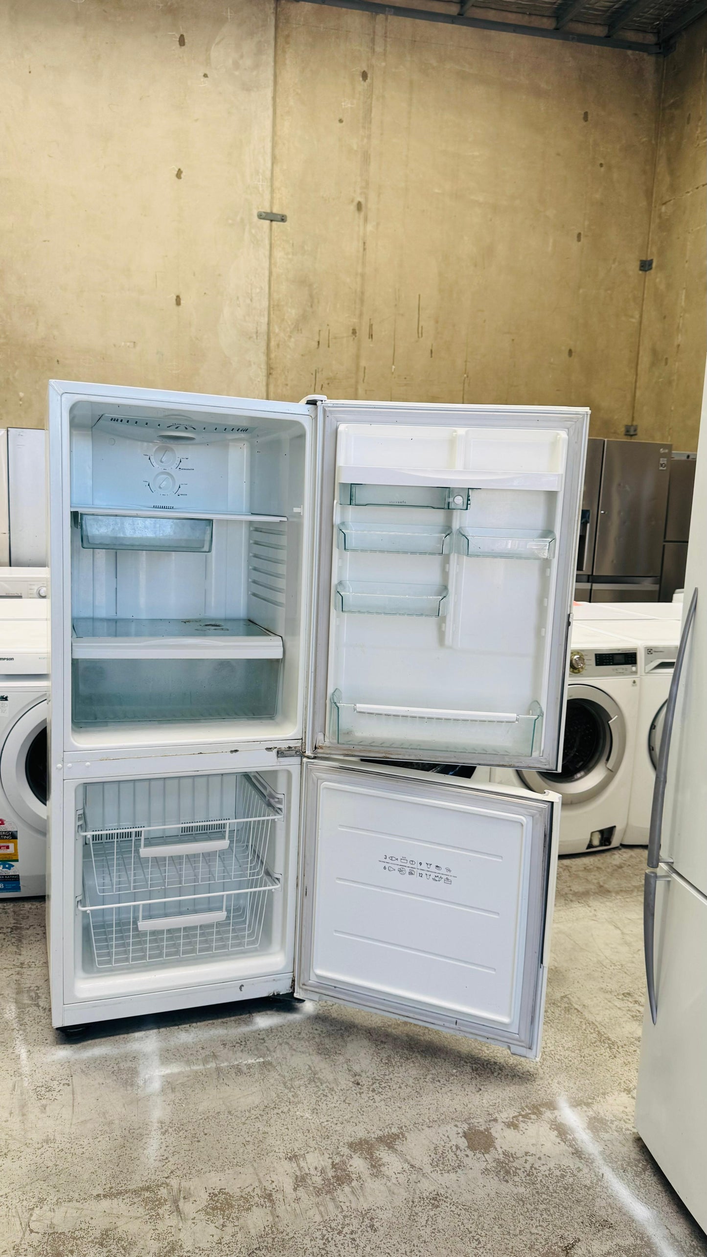 WESTINGHOUSE 370 LITRES FRIDGE FREEZER