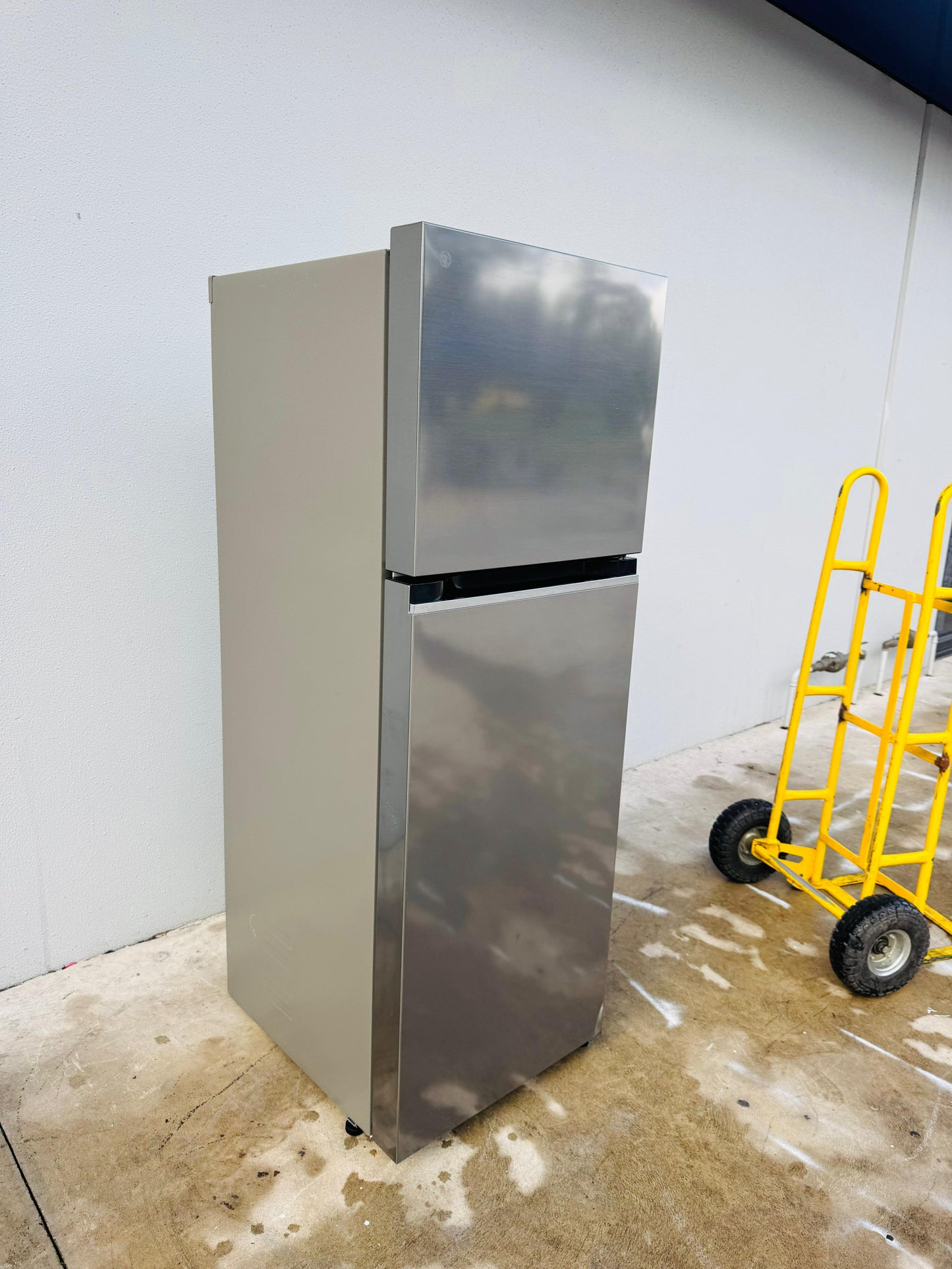 LG 243 LITRES FRIDGE FREEZER