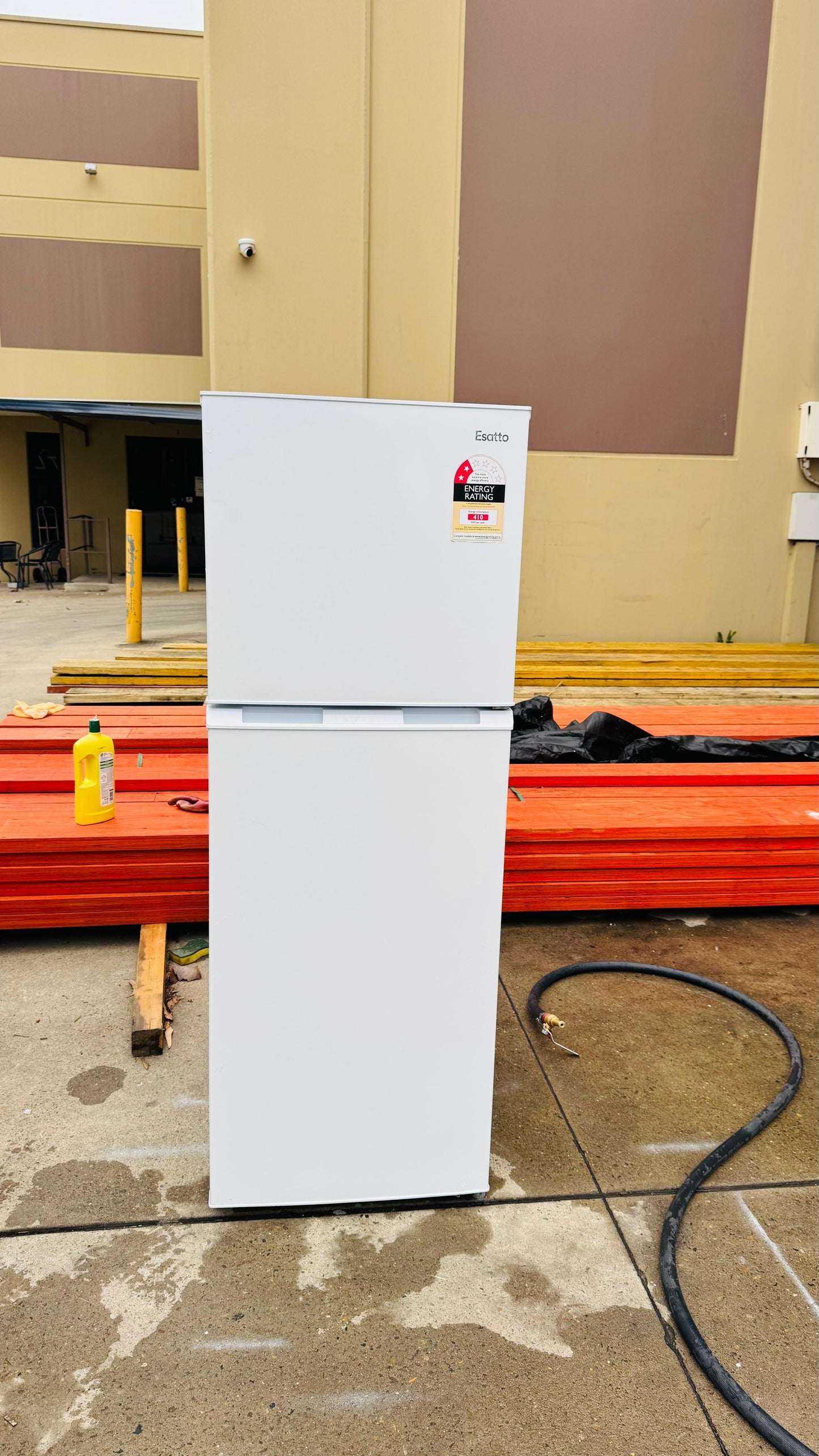 ESATTO 239 LITRES FRIDGE FREEZER