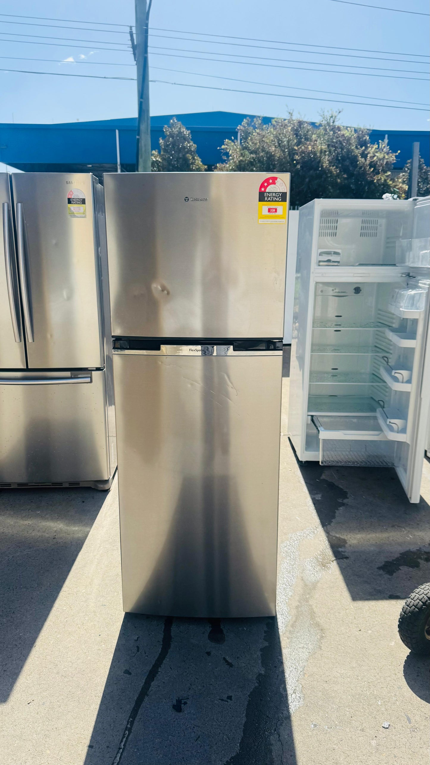 WESTINGHOUSE 339 LITRES FRIDGE FREEZER