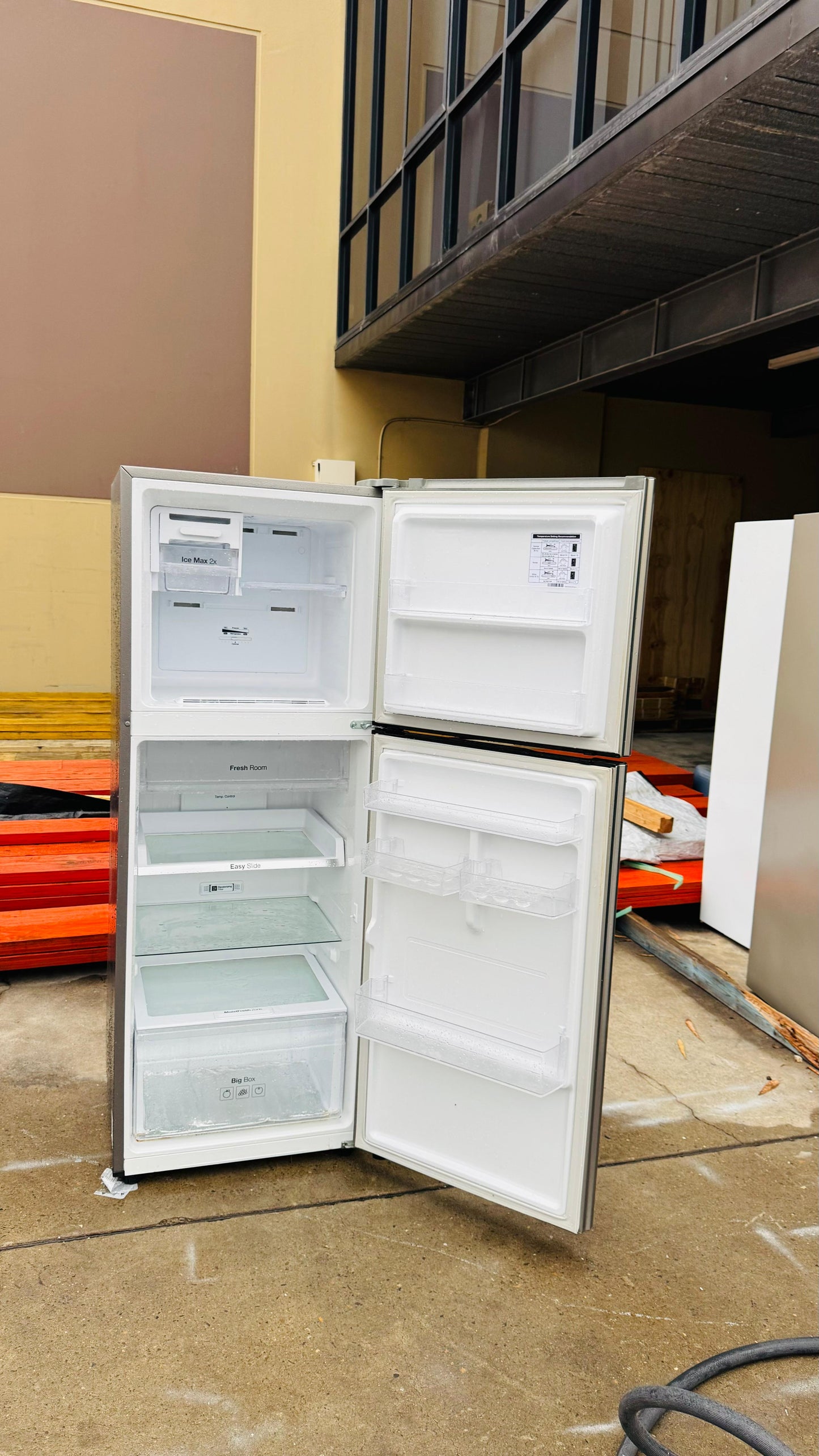 SAMSUNG 320 LITRES FRIDGE FREEZER