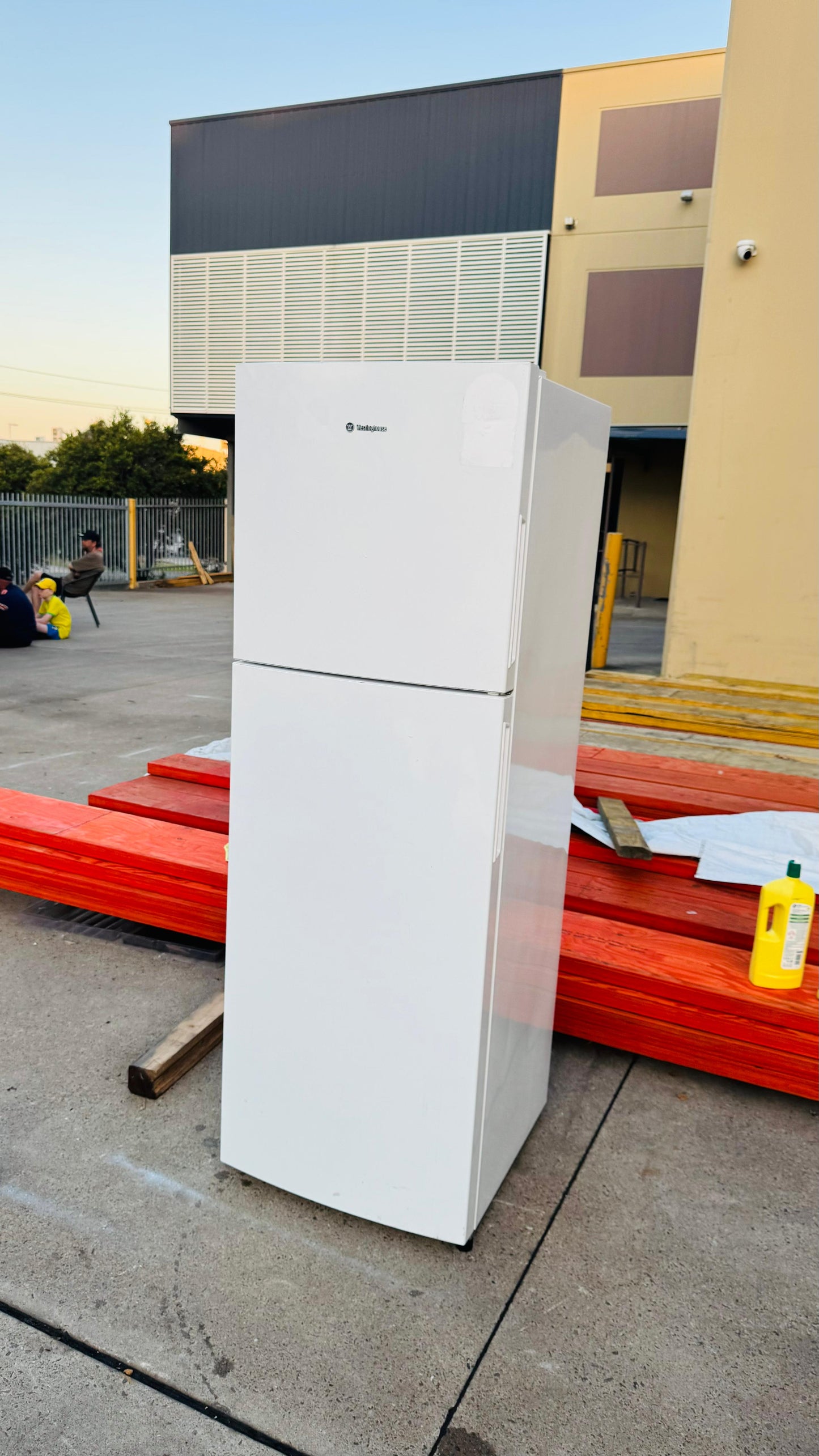 WESTINGHOUSE 254 LITRES FRIDGE FREEZER