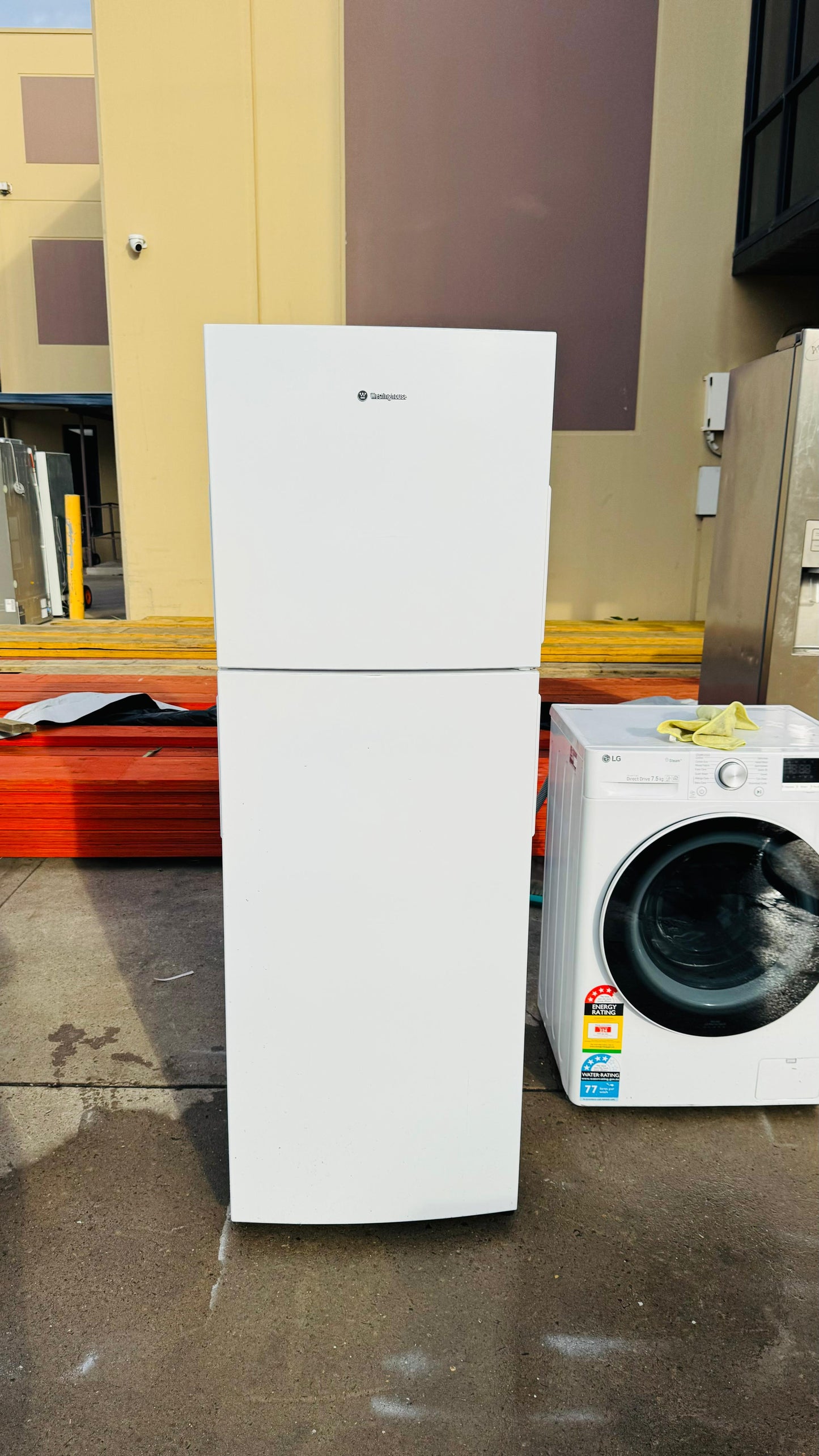 WESTINGHOUSE 275 LITRES FRIDGE FREEZER