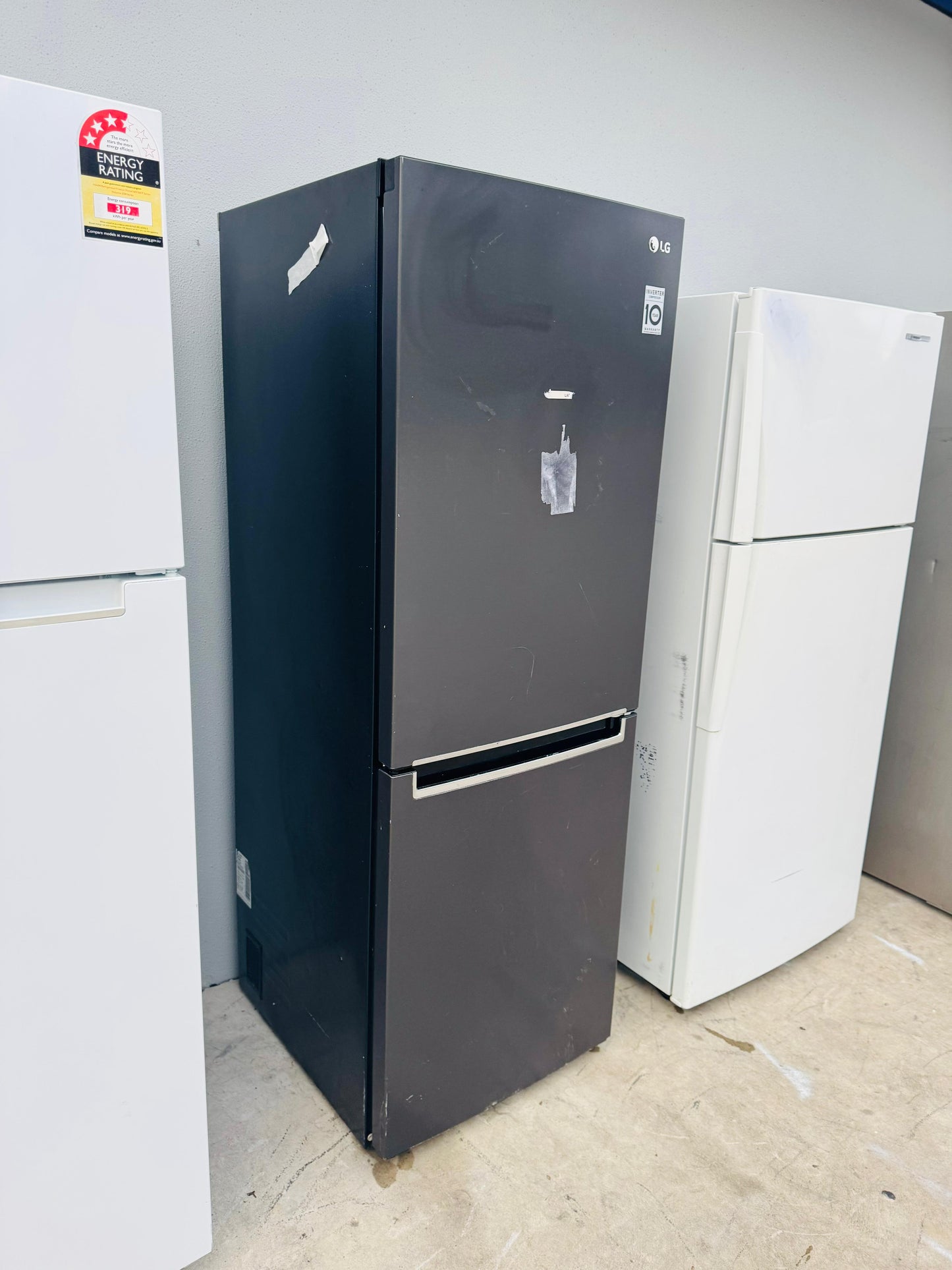 LG 335 LITRES FRIDGE FREEZER AND WATER DISPENSER