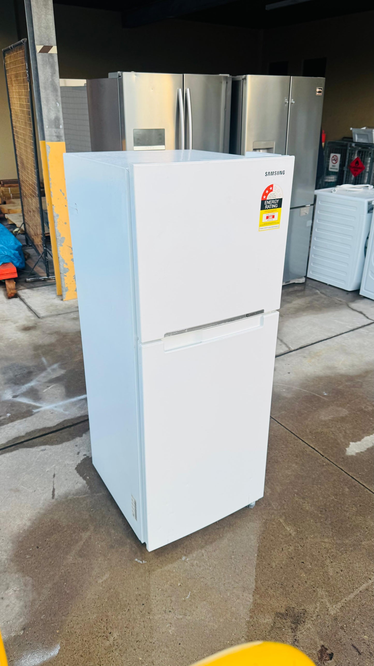 SAMSUNG 228 LITRES FRIDGE FREEZER