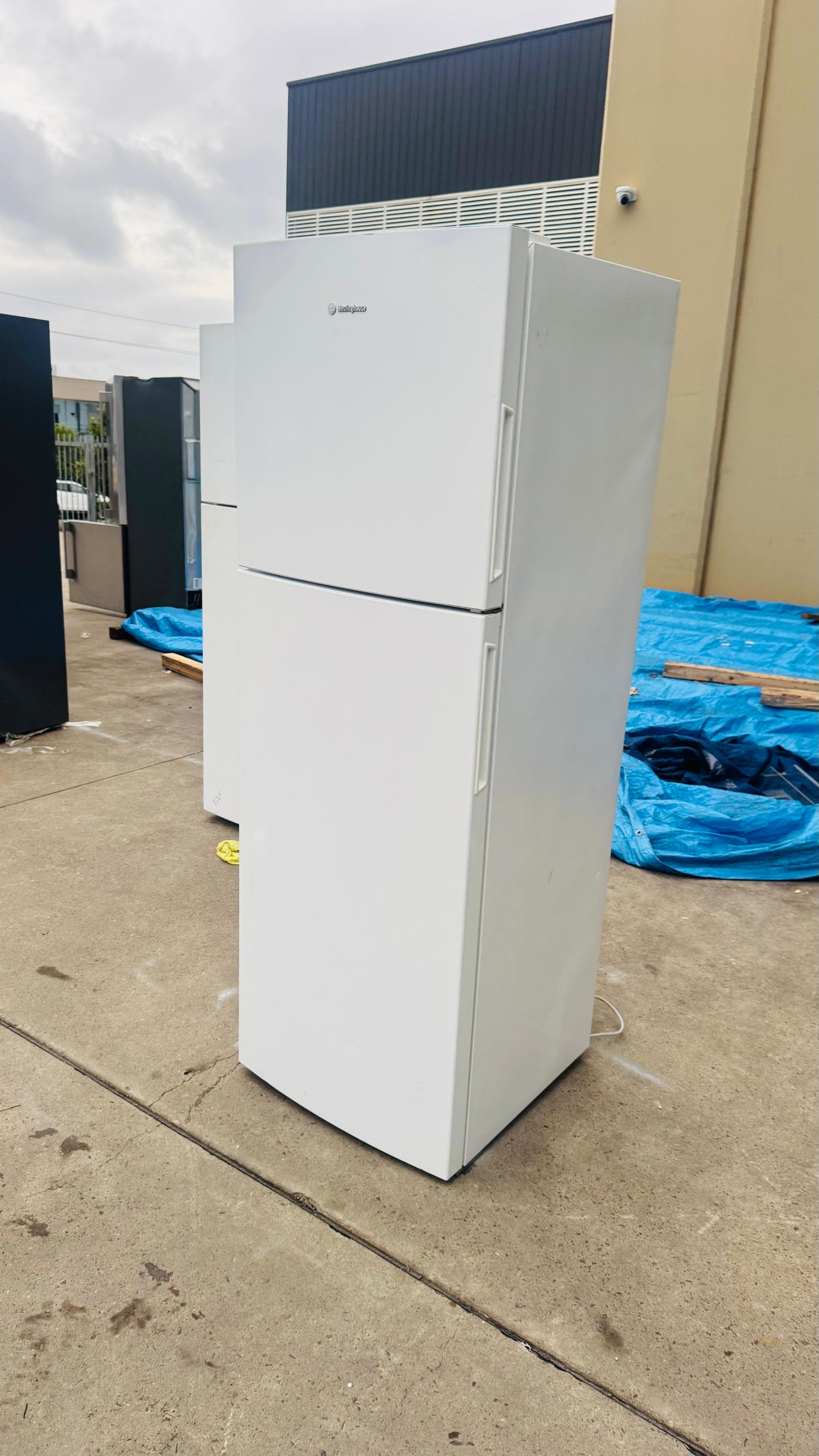 WESTINGHOUSE 275 LITRES FRIDGE FREEZER