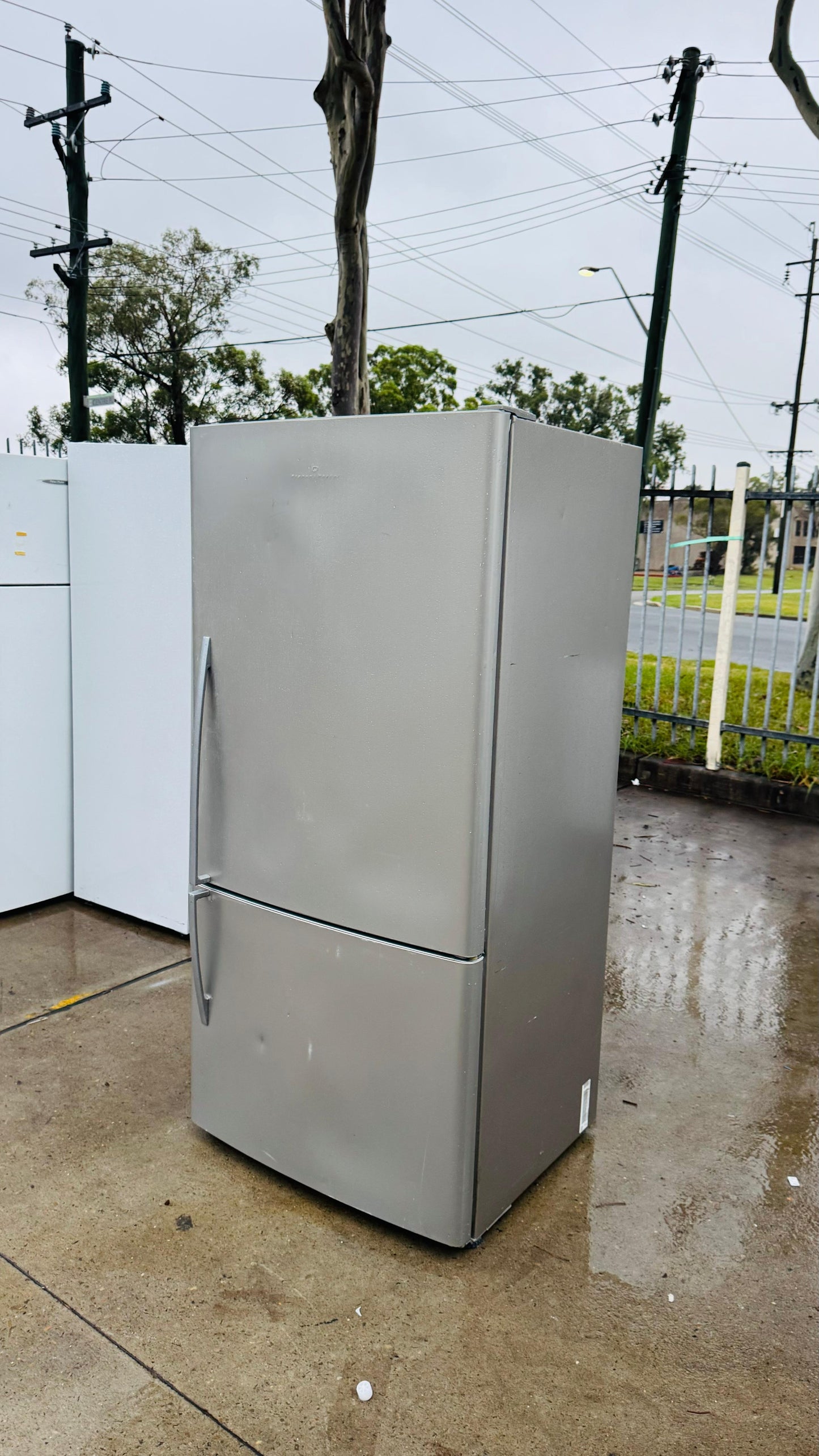 FISHER AND PAYKEL 519 LITRES FREEZER