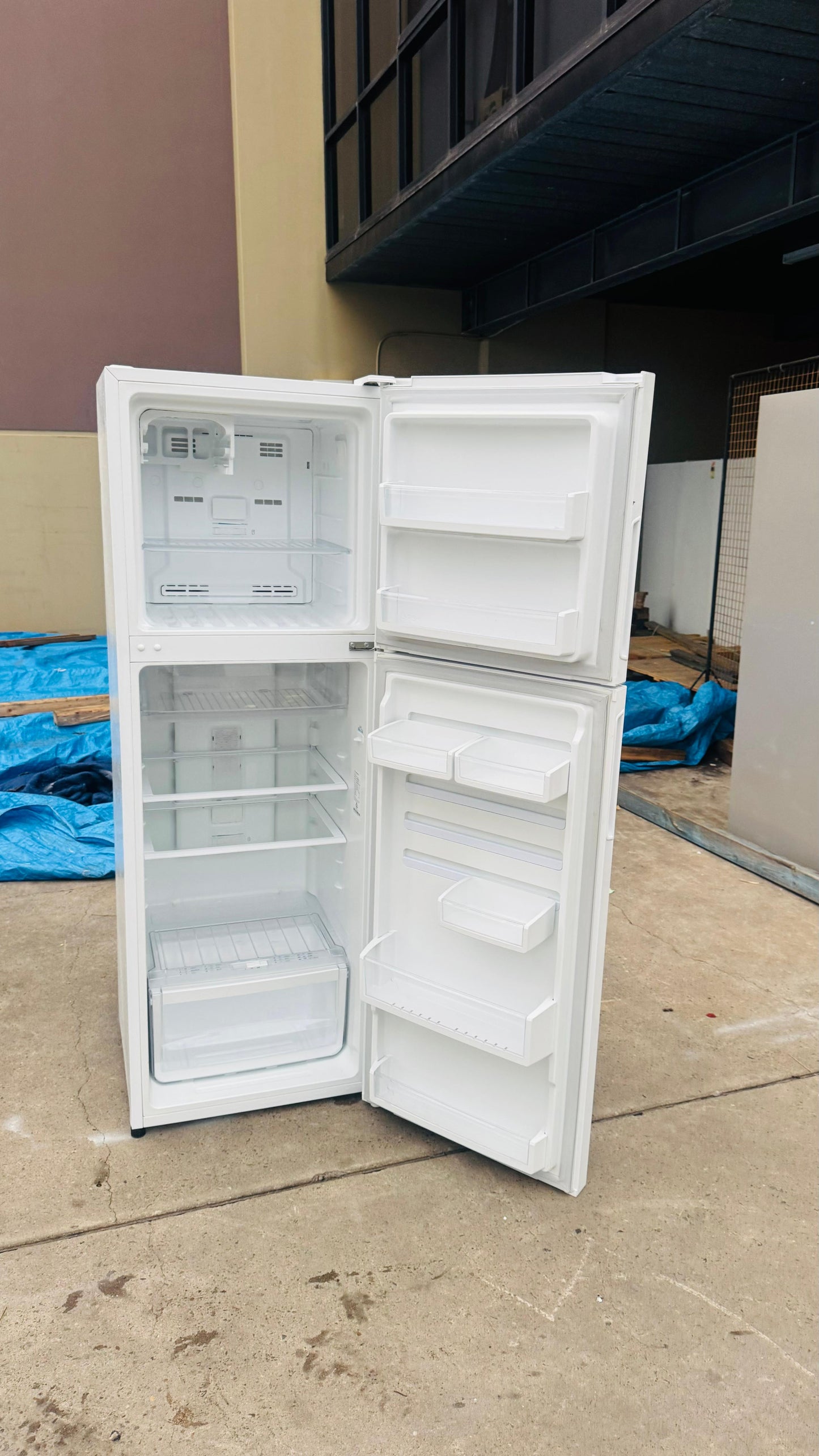 WESTINGHOUSE 275 LITRES FRIDGE FREEZER