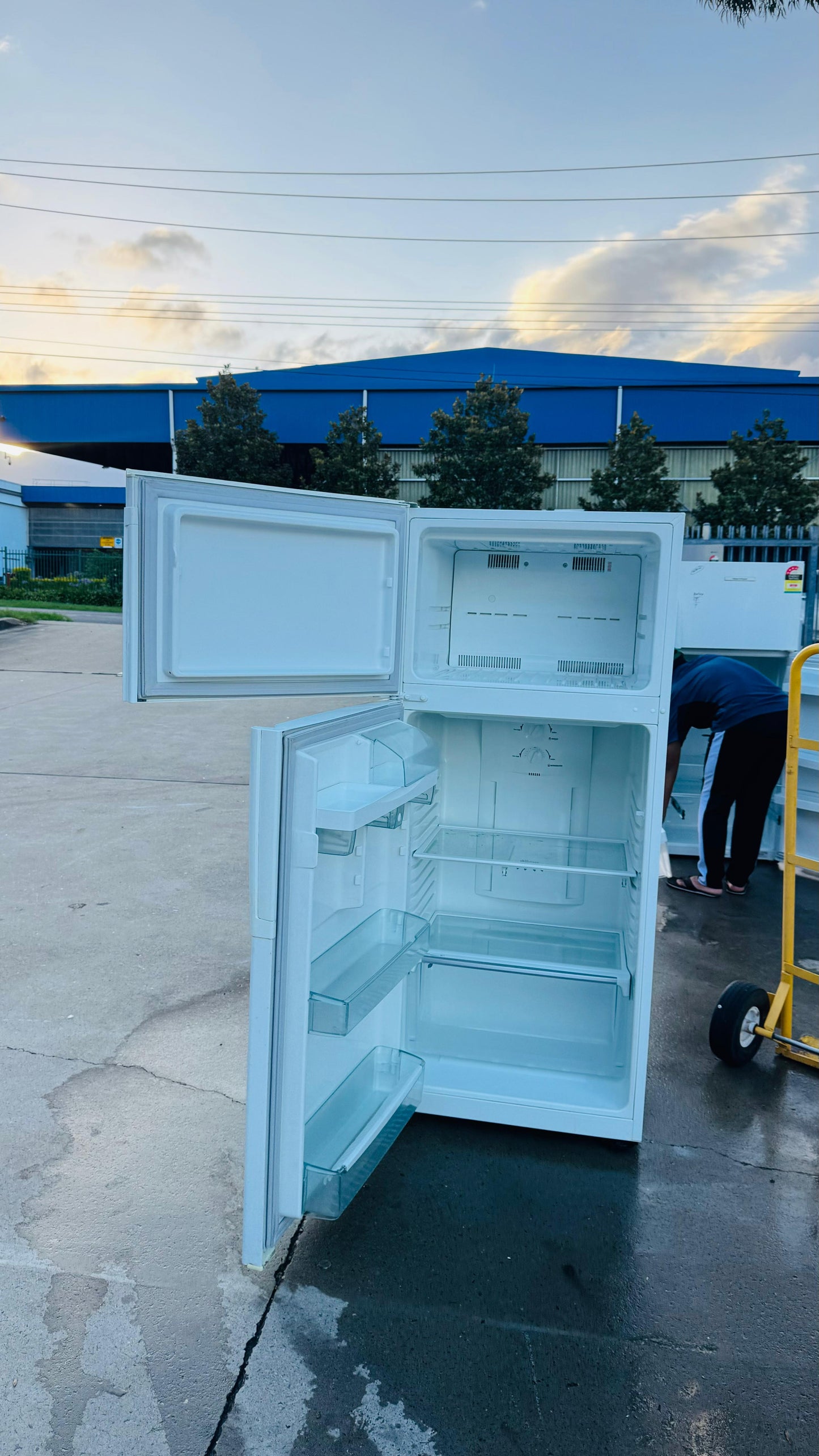 WESTINGHOUSE 420 LITRES FRIDGE FREEZER