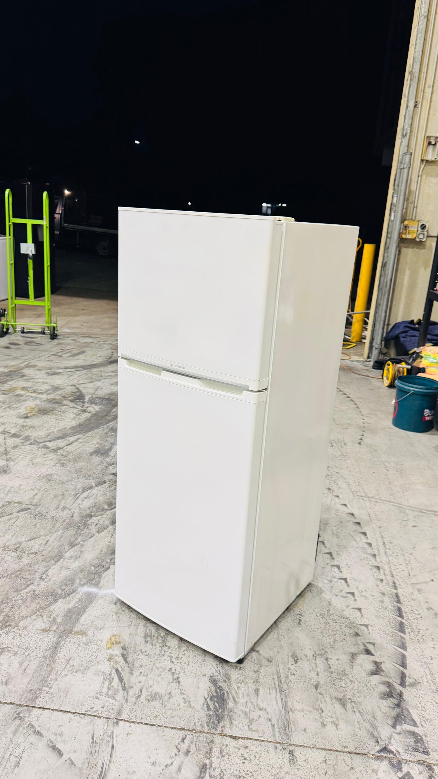 WESTINGHOUSE 230 LITRES FRIDGE FREEZER