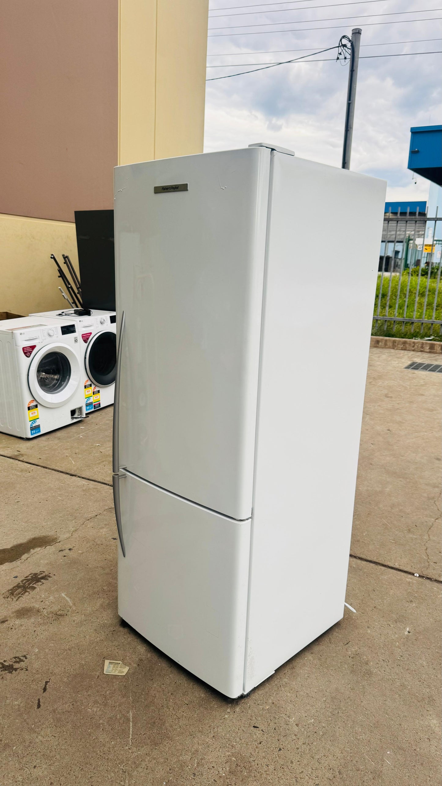 FISHER AND PAYKEL 403 LITRES FRIDGE FREEZER