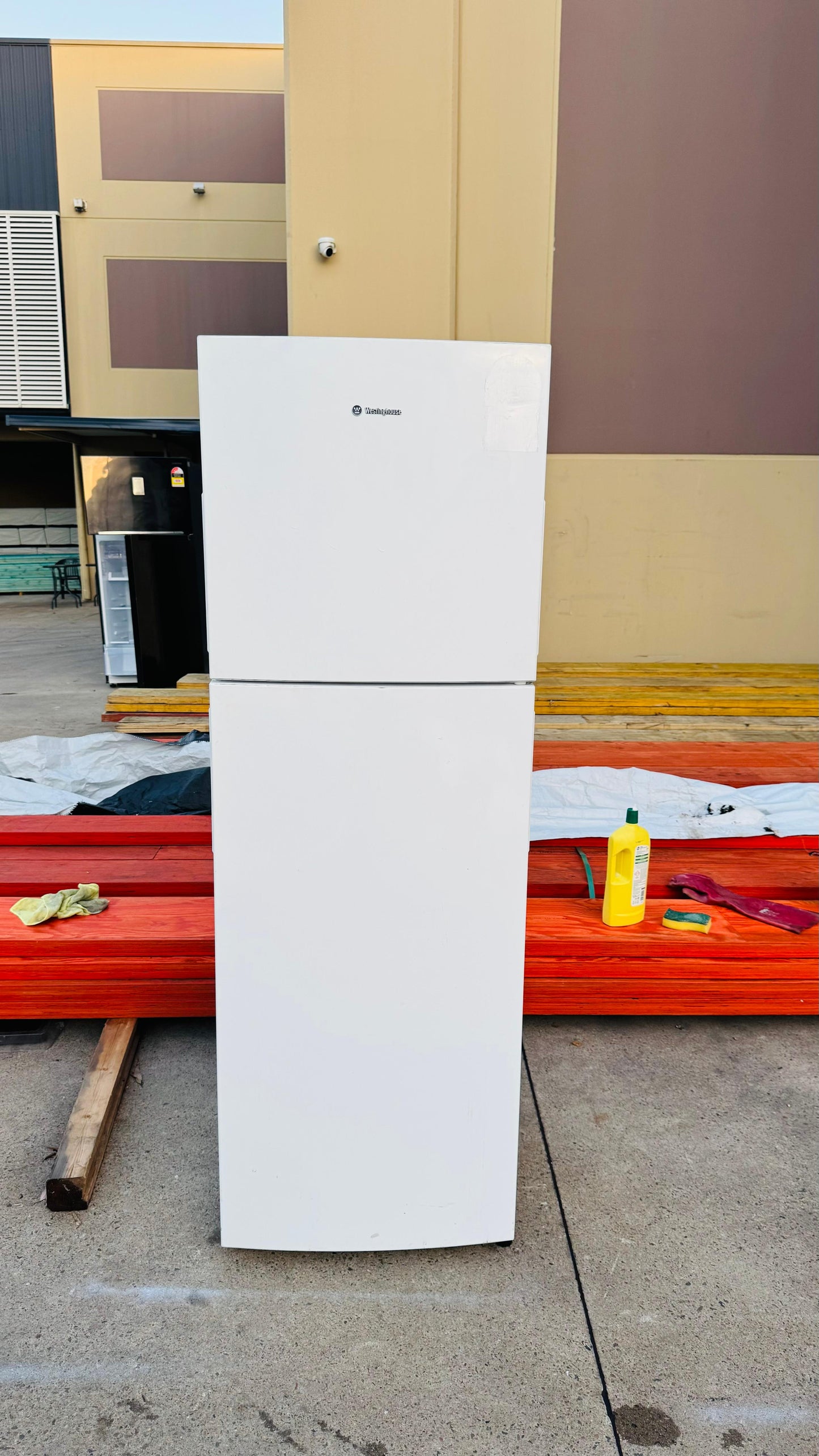 WESTINGHOUSE 254 LITRES FRIDGE FREEZER