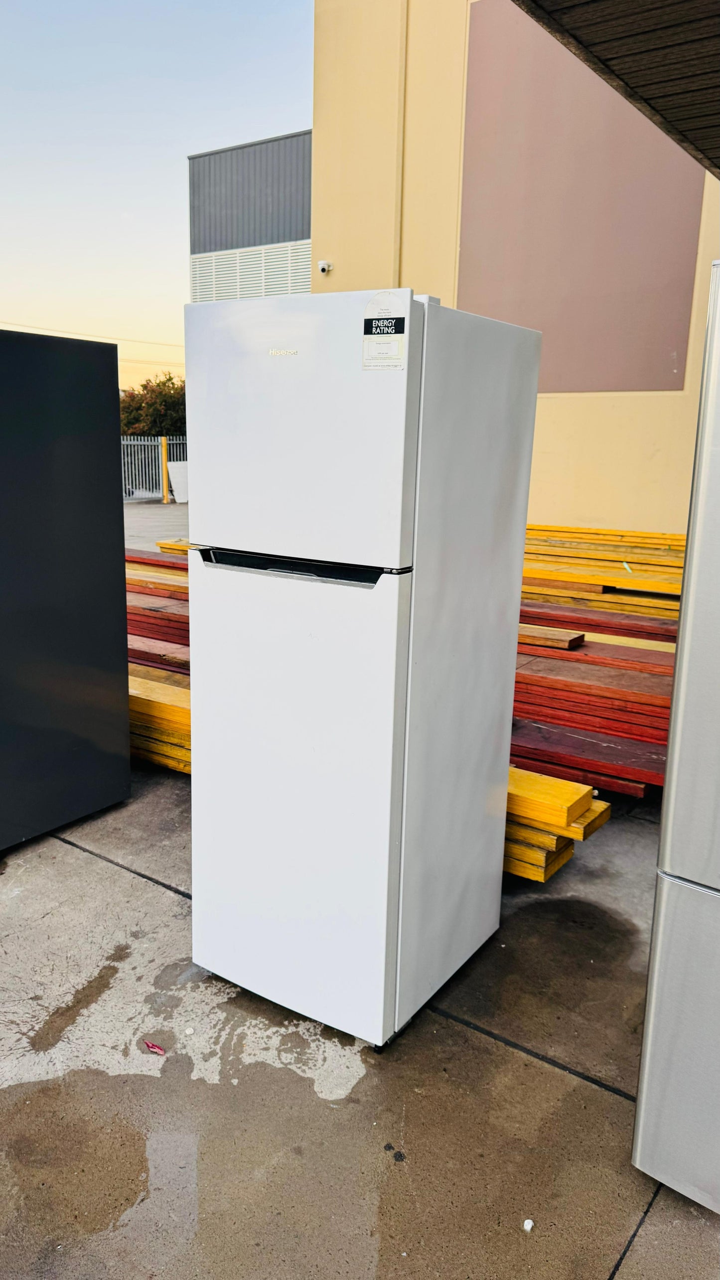 HISENSE 350 LITRES FRIDGE FREEZER