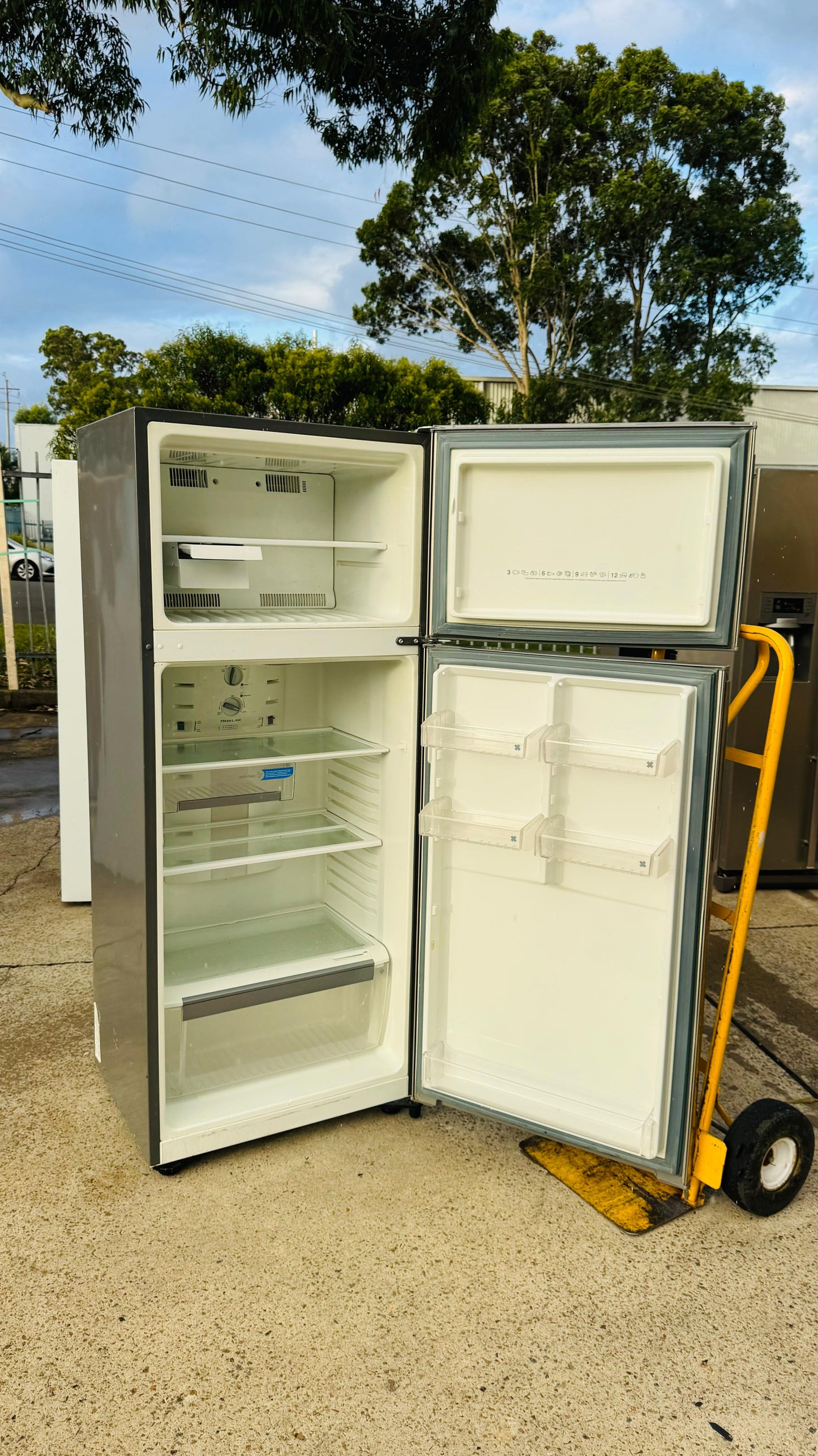 ELECTROLUX 390 LITRES FRIDGE FREEZER