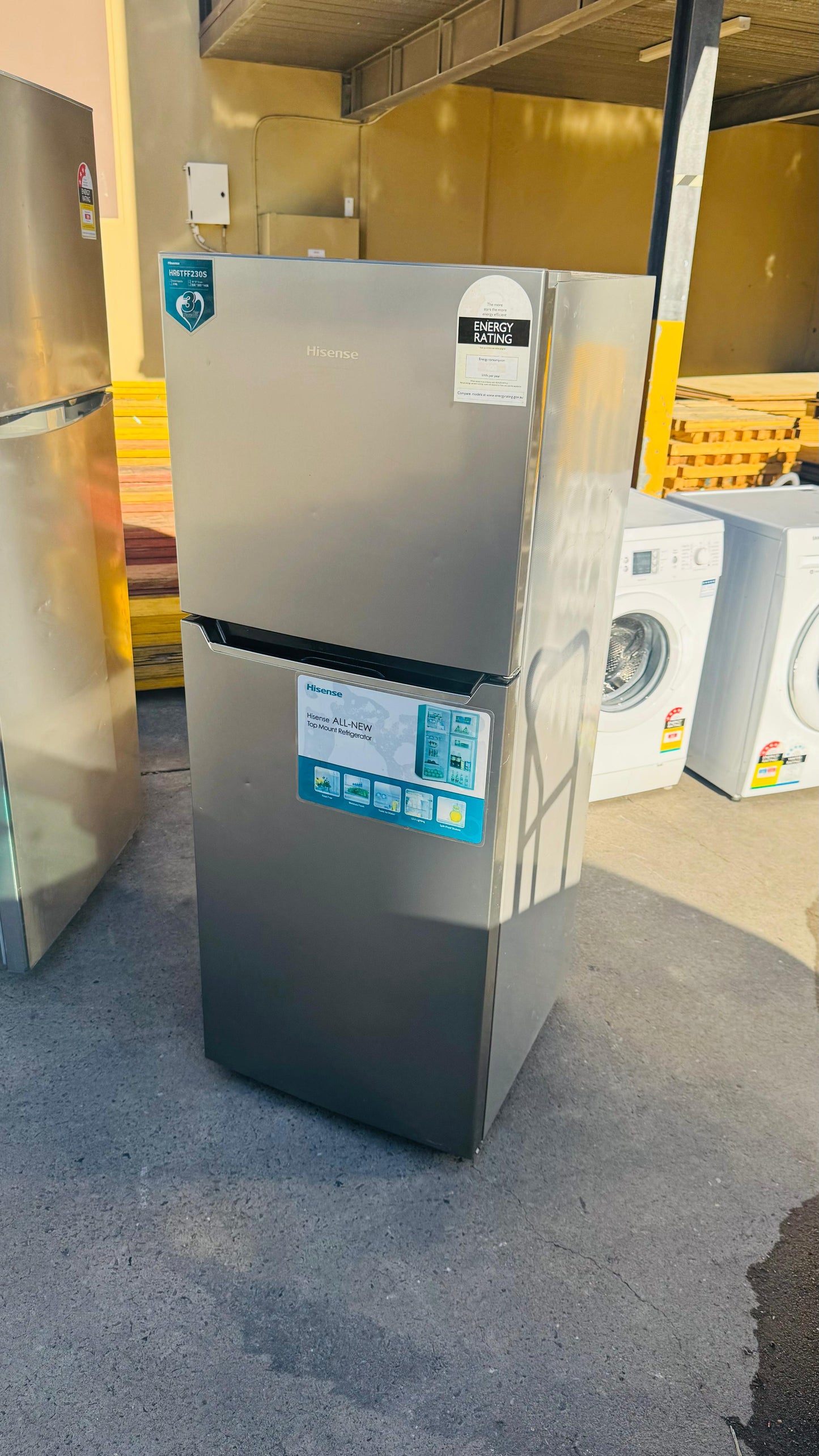 HISENSE 230 LITRES FRIDGE FREEZER
