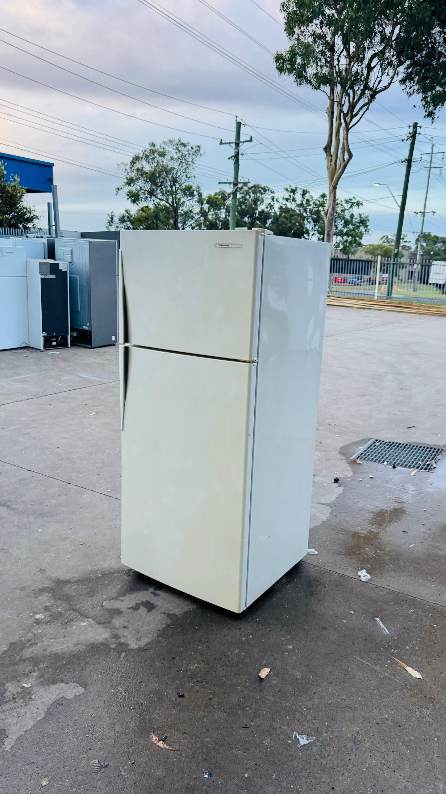 WESTINGHOUSE 416 LITRES FRIDGE FREEZER