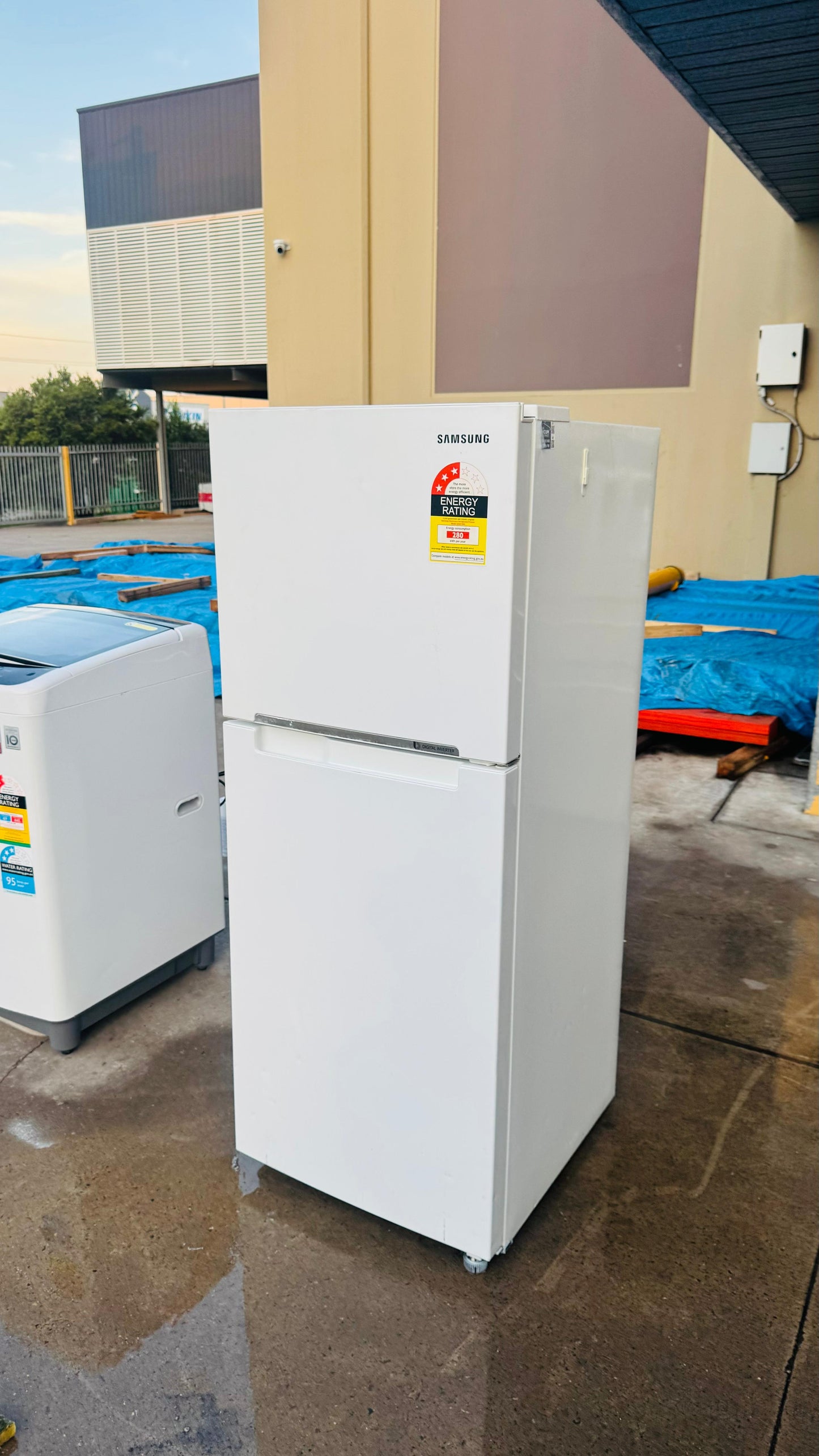 SAMSUNG 228 LITRES FRIDGE FREEZER