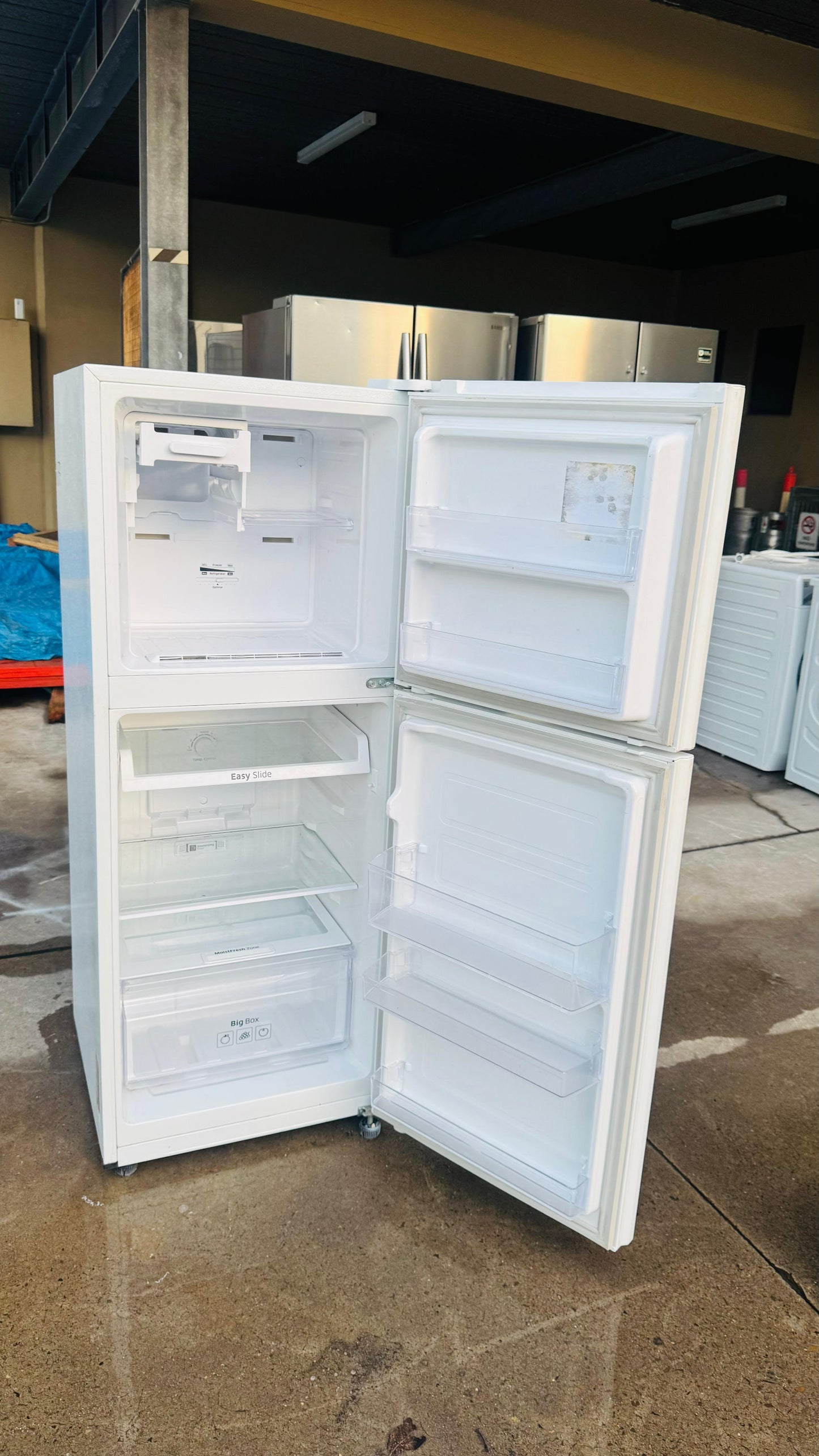 SAMSUNG 228 LITRES FRIDGE FREEZER