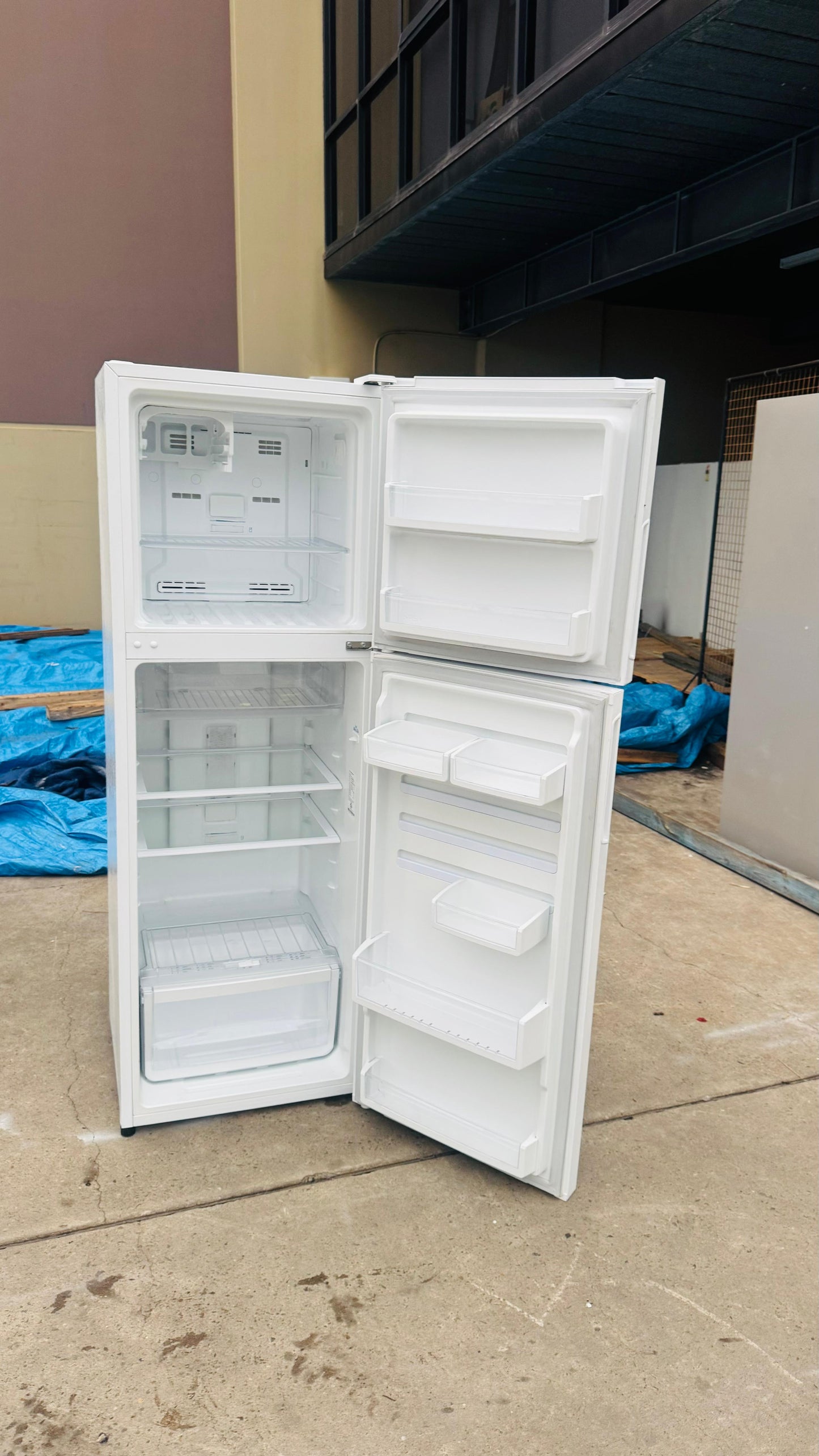 WESTINGHOUSE 275 LITRES FRIDGE FREEZER