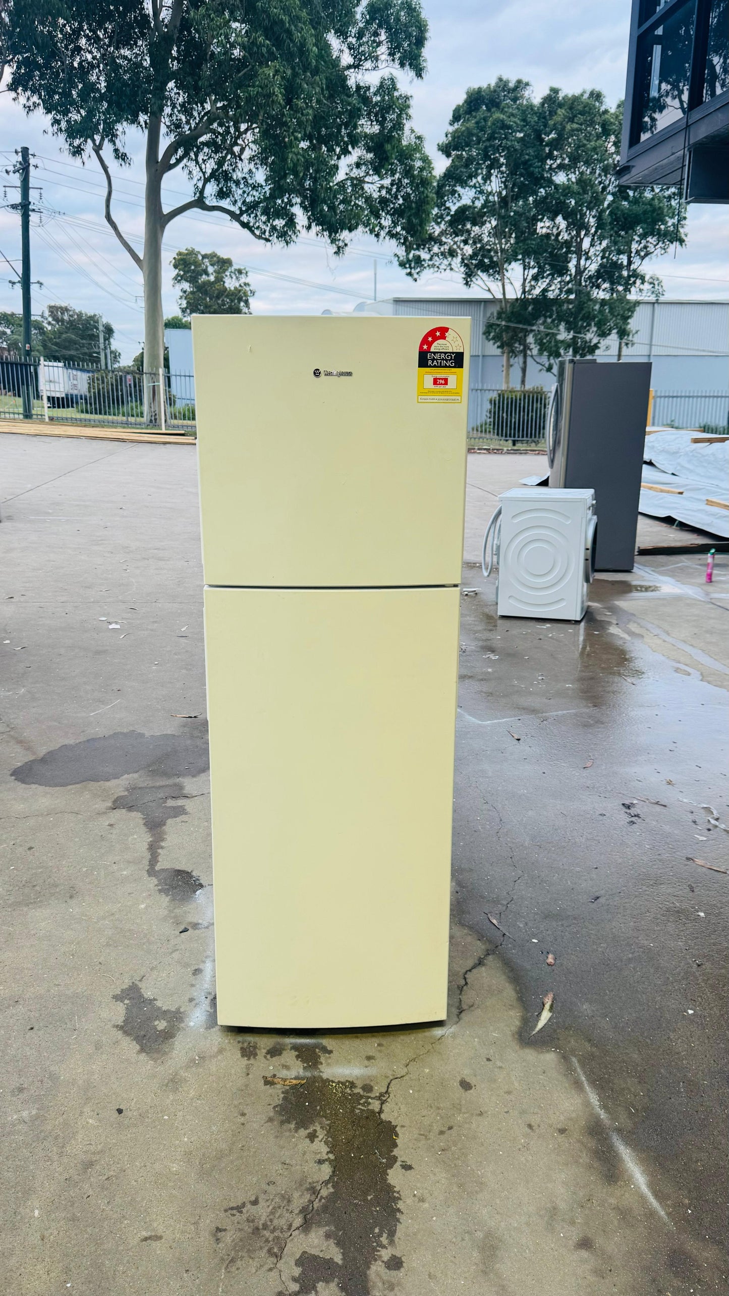 WESTINGHOUSE 276 LITRES FRIDGE FREEZER