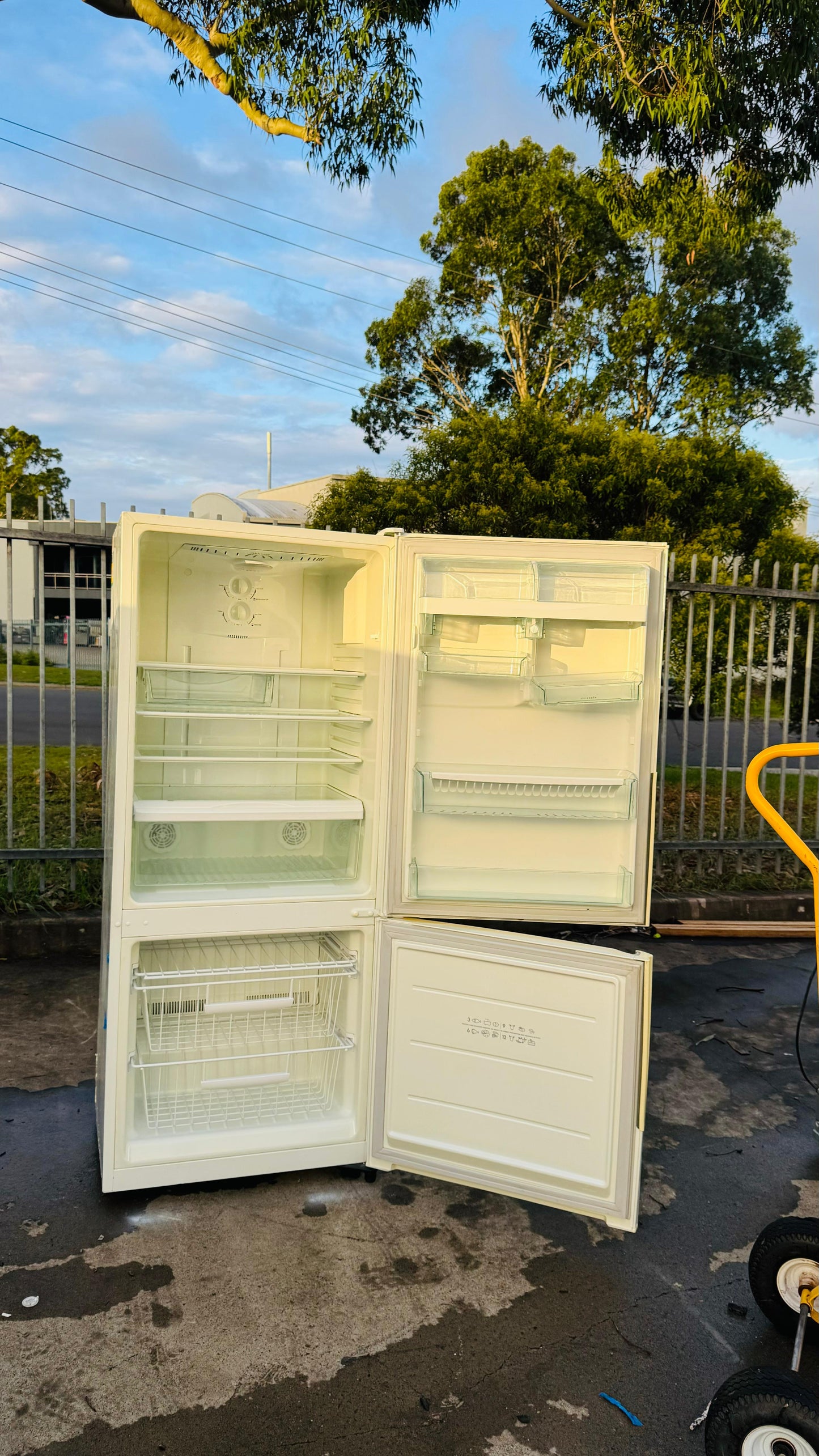 WESTINGHOUSE 380 LITRES FRIDGE FREEZER