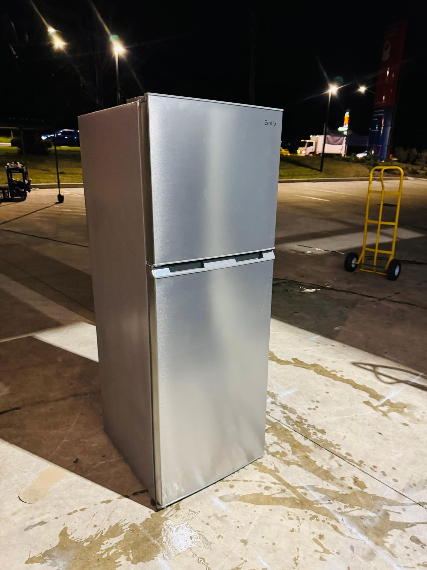 ESSATO 239 LITRES FRIDGE FREEZER
